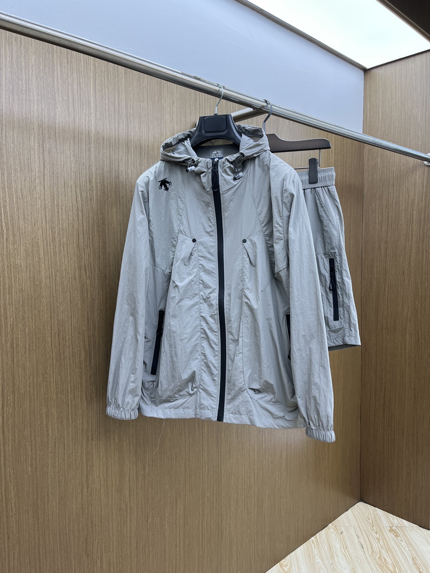 NO:417994,Men and women's same style/set DSTE Spring and summer classic new casual sun protection suit Urban fashion casual hooded ultra-thin fabric super soft fabric cool. Fashionable urban versatile style, fast drying clothes, quick drying after washing, breathable and fashionable and beautiful. The special fabrics are ultra-thin polyester fiber fabrics imported from the UK, with a light luster, unique texture, soft and smooth feel, and excellent details. They are not a product that ordinary fabrics can compare with. Conventional hooded design, classic embroidery labeling, very charming design, the hem and cuffs are elastic and tight ties, and the inner seam edging process is very in place. They give outdoor users full experience and perfect protection, allowing us to get closer to the challenges of nature. The minimalist seasonal design elements, a must-have item for trendy men and women, a perfect slim fit, and highly recommended for fdl!  Size S-4XL, Moncler, Hats, Alexander wang19860909男女同款/套 DSTE 春夏经典新款休闲防晒服套装 都市时尚休闲连帽款 超薄面料超软面料帅酷爆.时尚都市百搭款款,夏季必备神器,速干衣,水洗后快速脱水干爽,上身透气而且时尚靓丽,特供面料都是英国进口的超薄聚酯纤维纤维面料,淡淡光泽,质感独特,手感柔嫩顺滑,细节出色 不是一般面料所能对比的产品.常规的连帽设计,饰经典蒙口刺绣贴标,非常极具魅力的设计,下摆及袖口钧为松紧束口 内缝包边工艺,细节非常到位.给户外使用者充分的体验和完善的保护,让我们更接近大自然的挑战,.极简当季的设计元素,潮男潮女必备单品,完美修身版型,fdl强烈推荐！ 尺码S-4XL,,Moncler,hats,alexander wang,Men's clothing