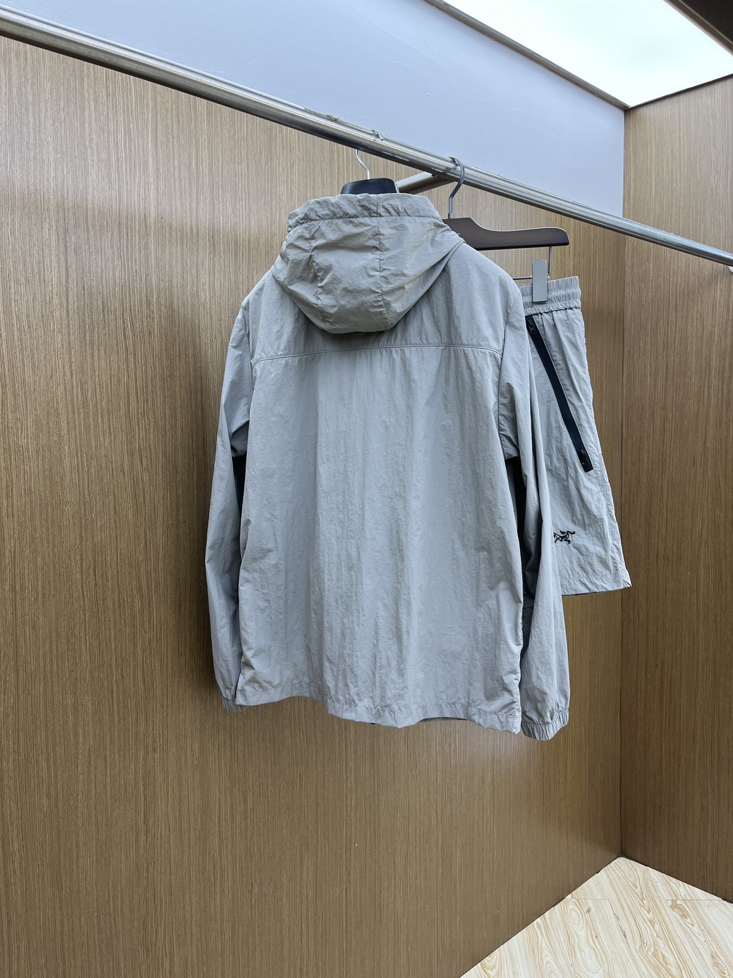 男女同款/套 ARC 🔥🔥春夏经典新款休闲防晒服套装 都市时尚休闲连帽款 超薄面料超软面料帅酷爆。时尚都