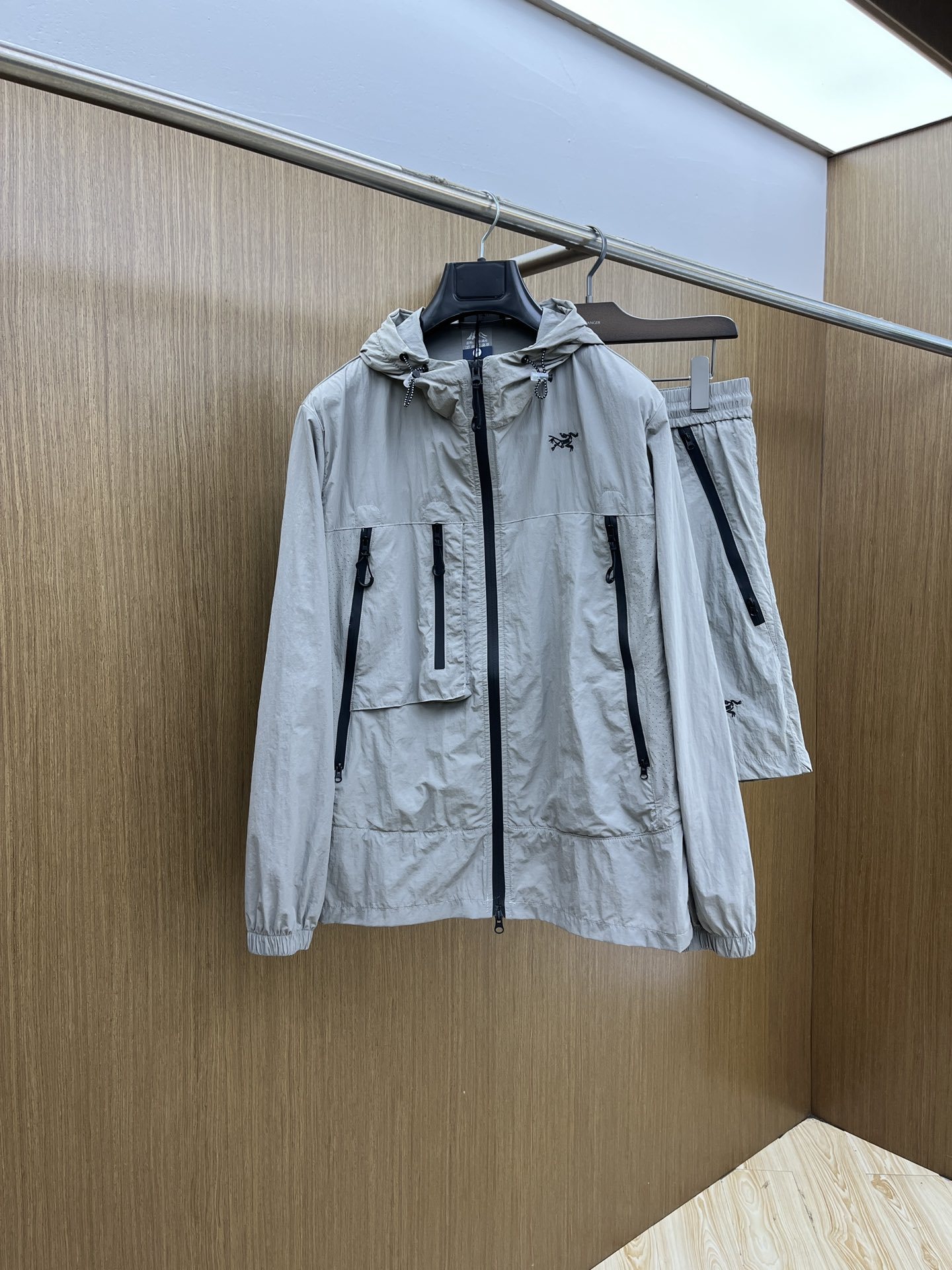 男女同款/套 ARC 🔥🔥春夏经典新款休闲防晒服套装 都市时尚休闲连帽款 超薄面料超软面料帅酷爆。时尚都