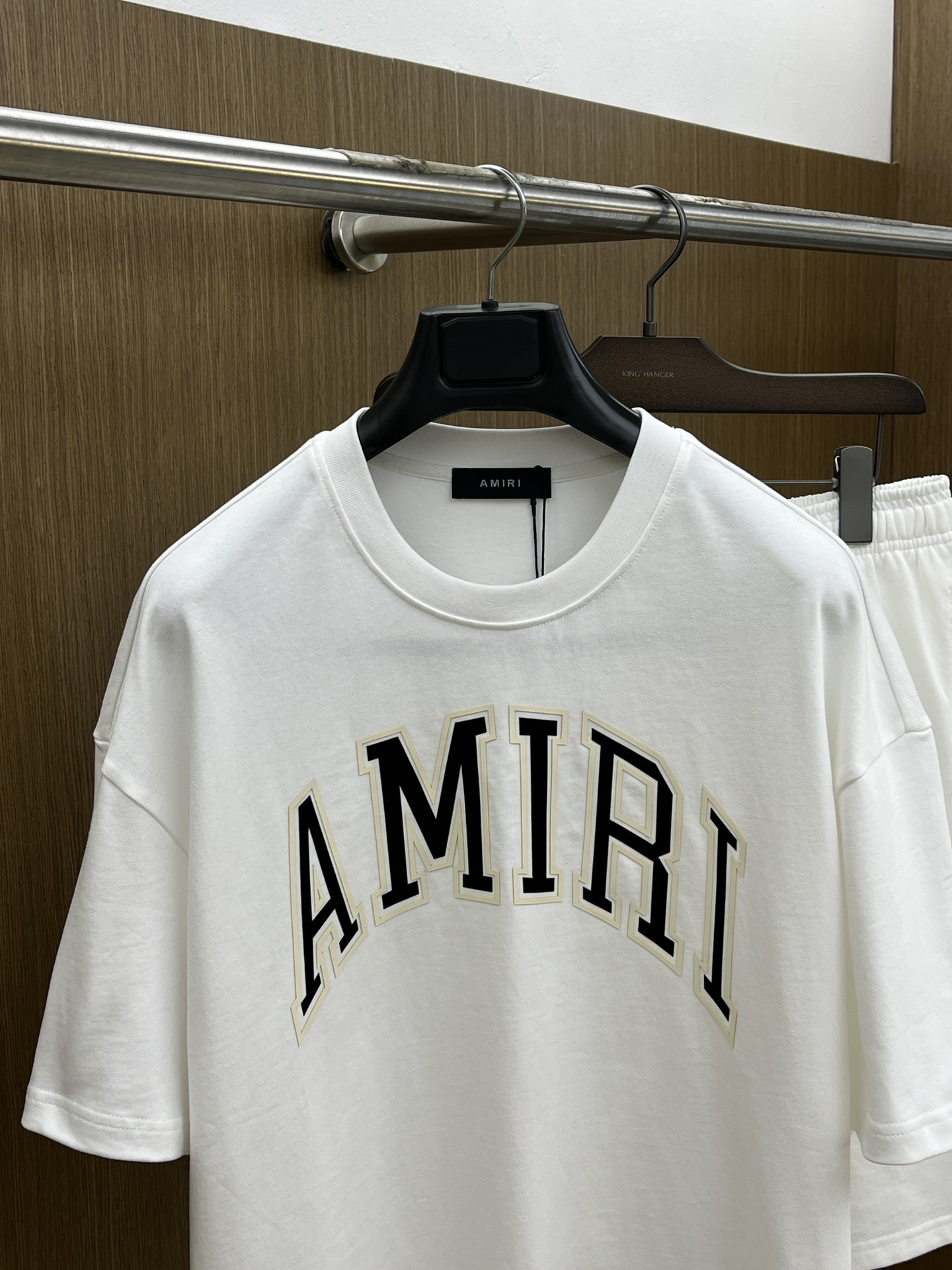新款/套 AMIRI 🔥🔥春夏最新款休闲短裤短袖套装，男女款👫 贸易公司渠道稀出，同步官网发售！基本每一