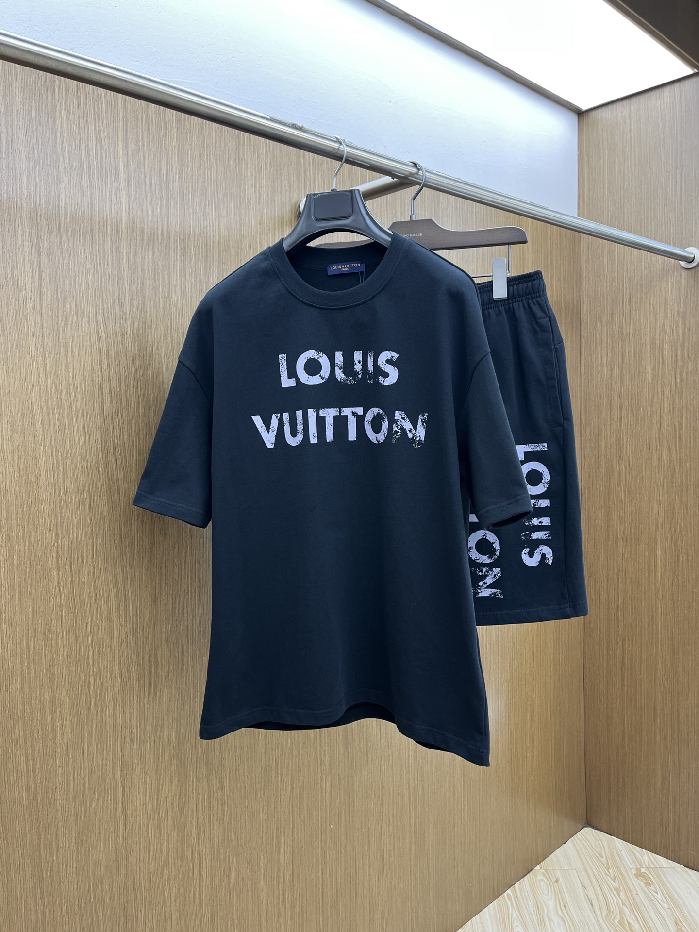 新款/套 LV 🔥🔥春夏最新款休闲短裤短袖套装，男女款👫 贸易公司渠道稀出，同步官网发售！基本每一季都会