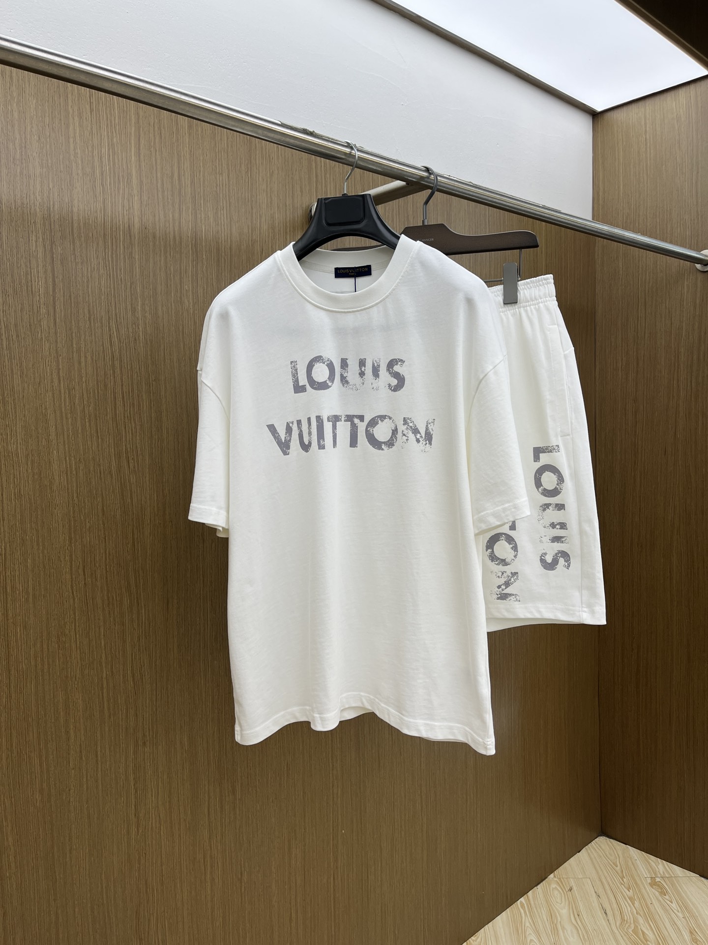 新款/套 LV 🔥🔥春夏最新款休闲短裤短袖套装，男女款👫 贸易公司渠道稀出，同步官网发售！基本每一季都会