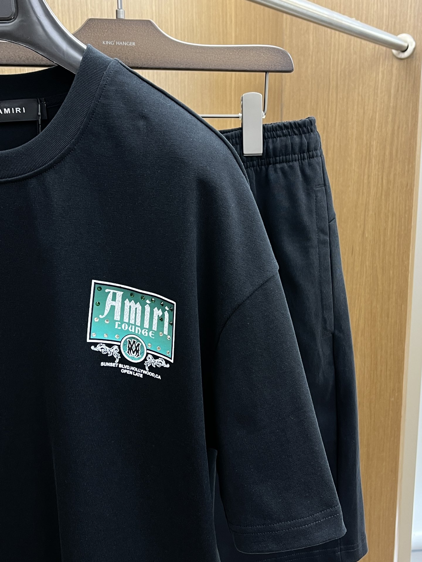 新款/套 AMIRI 🔥🔥春夏最新款休闲短裤短袖套装，男女款👫 贸易公司渠道稀出，同步官网发售！基本每一
