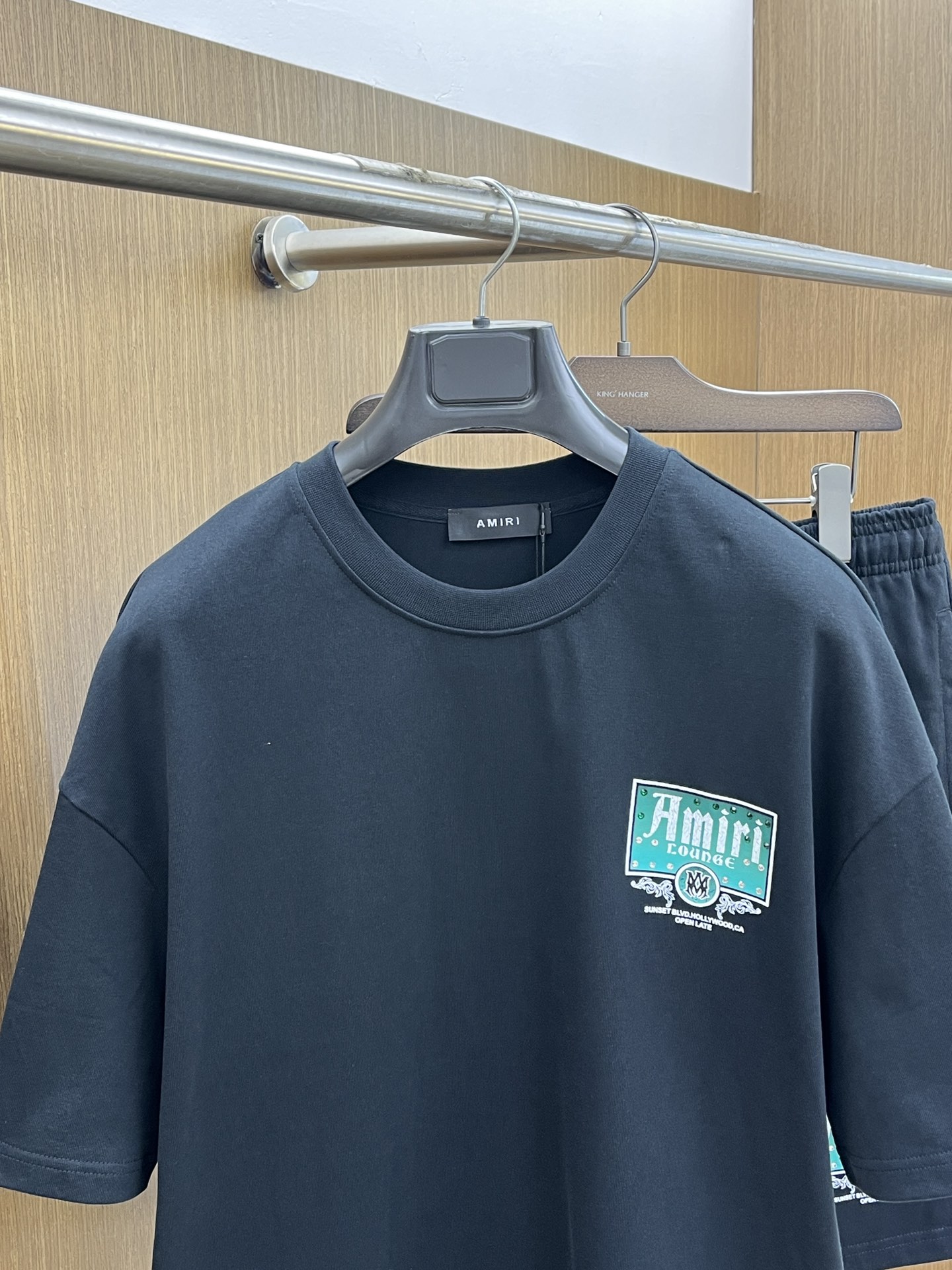 新款/套 AMIRI 🔥🔥春夏最新款休闲短裤短袖套装，男女款👫 贸易公司渠道稀出，同步官网发售！基本每一