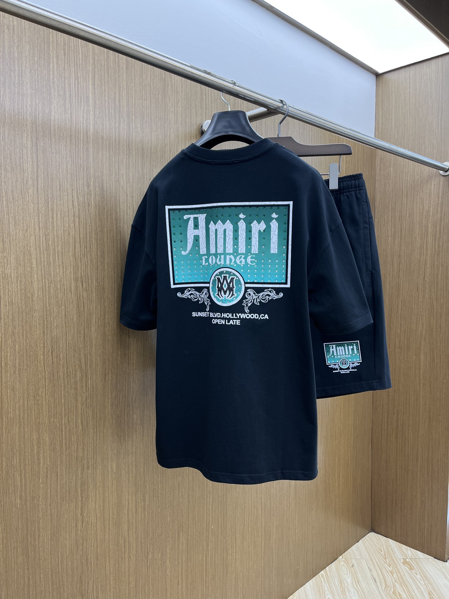新款/套 AMIRI 🔥🔥春夏最新款休闲短裤短袖套装，男女款👫 贸易公司渠道稀出，同步官网发售！基本每一