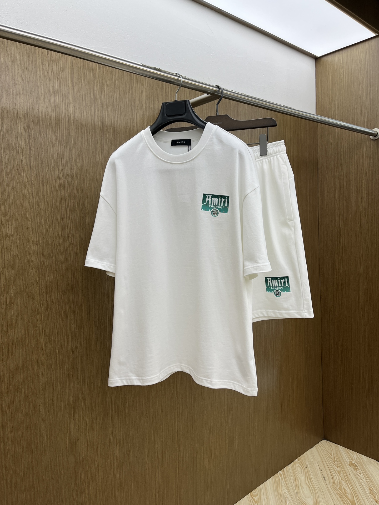 新款/套 ANIRI 🔥🔥春夏最新款休闲短裤短袖套装，男女款👫 贸易公司渠道稀出，同步官网发售！基本每一