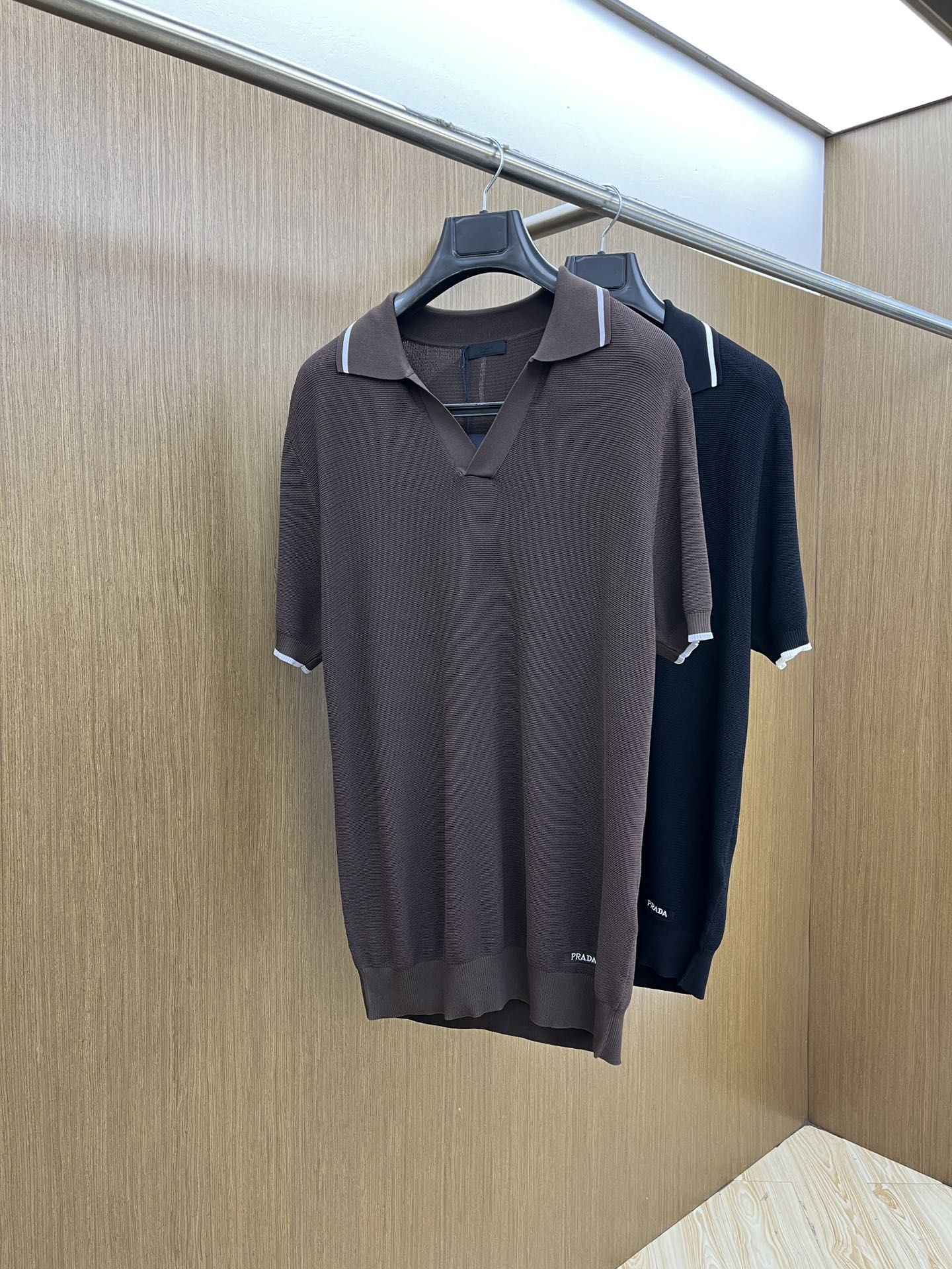 NO:425473,PRADA/Prada 2025 new knitted ice silk cotton lapel men's POLO top This retro open collar design combines Italian elegance and urban elite sense. Selected high-end ice silk fabrics, refreshing touch, smooth draping, light and breathable, double-line details of cuffs and neckline, outlining high-end sense of tricks. GZ hem is embroidered with PRADA letter embroidery marks, quiet but not losing recognition. Color black dark brown Size S-XXL,,prada,prada,alexander wang19860909PRADA/普拉达2025新款针织冰丝棉翻领男POLO上衣 本款复古开领设计,融合意式优雅与都市精英感.甄选高支冰丝面料,触感清爽、垂坠顺滑,轻薄透气,袖口撞边与领口双线细节,勾勒高级感小心机.GZ 下摆点缀PRADA字母绣标,安静却不失辨识度. 颜色黑色 深棕色 尺码S-XXL,,prada,prada,alexander wang,Men's clothing
