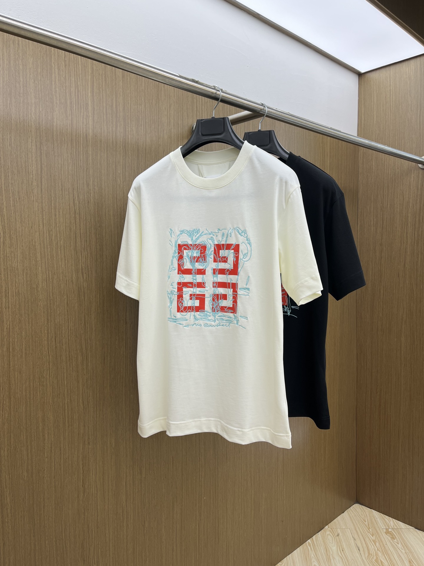 NO:427730,Givenchy Givenchy's new summer tomo co-branded T-shirt embroidered patterns for men and women. Inspired by contemporary art elements, this season Givenchy Givenchy collaborated with London contemporary artist Tomo Campbell to launch the 2025 summer men's capsule series. Tomo reinterprets the iconic 4G LOGO, GZ launches a new color scheme and line sketches taken from its art works Color black white Size S-XXL, given, given, given, given, tom ford,tees, t-shirt, alexander wang19860909Givenchy纪梵希2025夏季新款tomo联名T恤刺绣图案男女同款 汲灵感于当代艺术元素作品,本季Givenchy纪梵希与伦敦当代艺术家Tomo Campbell合作推出2025夏季男士胶囊系列.Tomo重新诠释标志性4G LOGO,GZ推出全新配色以及取自其艺术作品的线条草图 颜色黑色 白色 尺码S-XXL,,givenchy,givenchy,tom ford,tees，t-shirt,alexander wang,Men's clothing