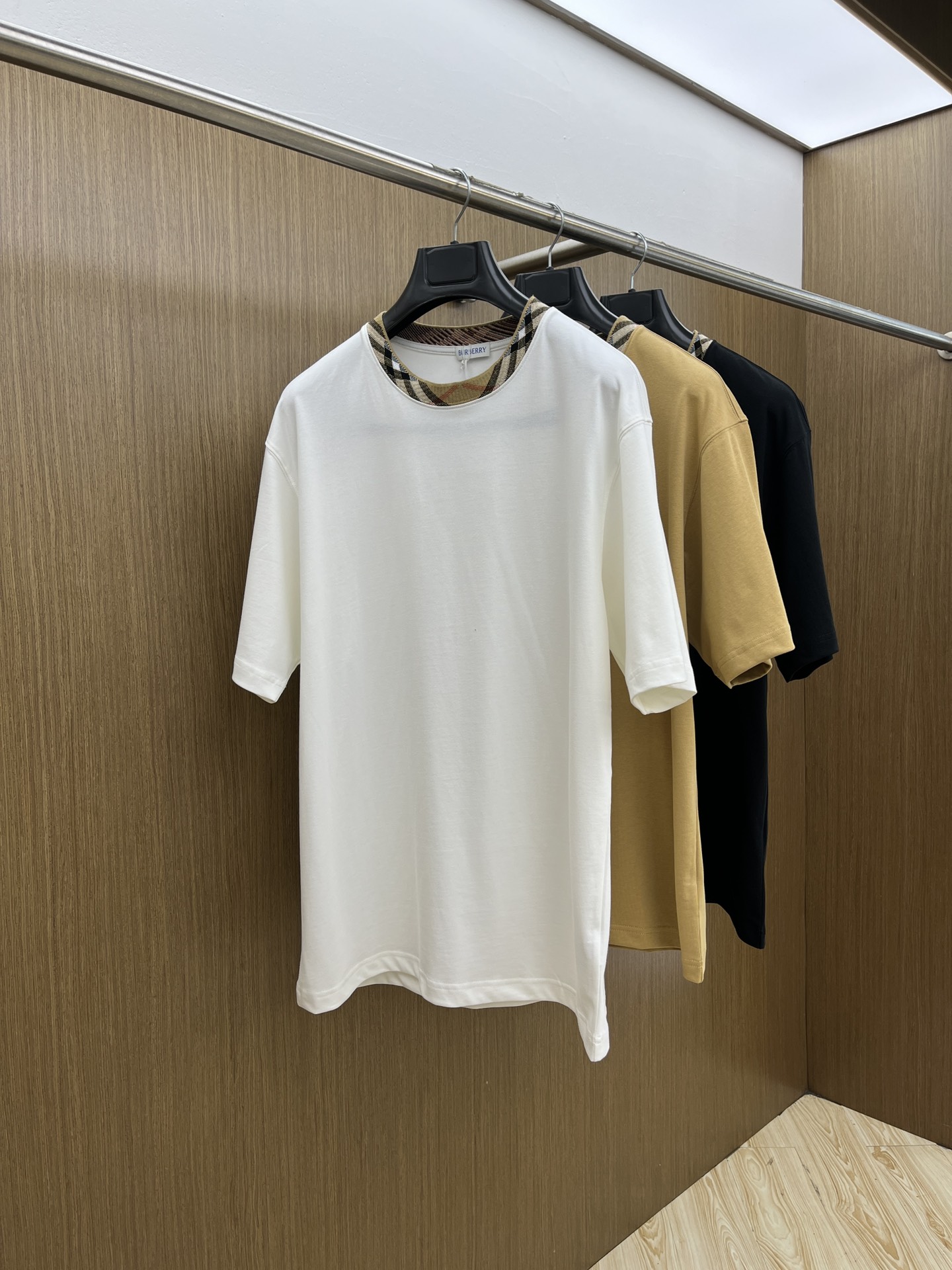 NO:427733,Burberry/Burberry 2025 new Hem Knight Logo Round Neck Short Sleeve T-shirt This T-shirt is made of plain cotton fabric to present a slim fit. Round neck style, decorative applique cleverly blends worsted Burberry check, brand logo and Equestrian Knight Logo (EKD), GZ creatively reinterprets the label design of the brand's iconic Trench coat. Color black white Khaki Size S-XXL,,burberry,burberry,T-shirt,tees,t-shirt,alexander wang19860909Burberry/巴宝莉2025新款下摆骑士徽标圆领短袖T恤 本款T 恤衫,选用平织棉面料打造,呈现修身版型.圆领款式,饰牌贴花巧妙融合精纺 Burberry 格纹、品牌徽标和马术骑士徽标（EKD）,GZ 创意重释品牌标志性 Trench 风衣的标签设计. 颜色黑色 白色 卡其 尺码S-XXL,,burberry,burberry,T-shirt,tees，t-shirt,alexander wang,Men's clothing