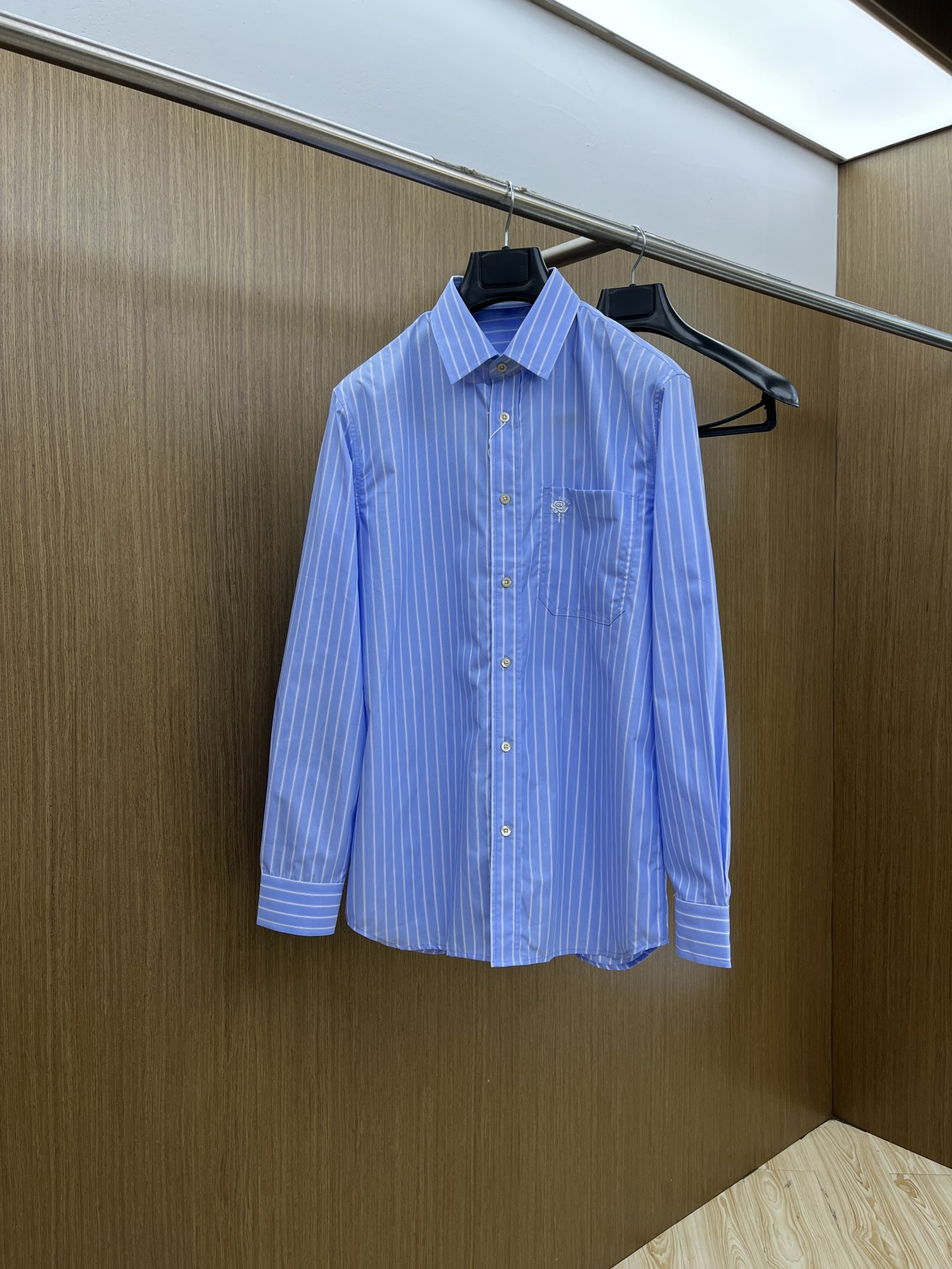 NO:463449,New product Guc SS spring and summer new fashionable simple long-sleeved shirt. This lightweight cotton shirt is made of all-cotton fabric, with classic and simple design, refreshing tones, and super super colors. The most worth buying item this season is simple, elegant and exquisite small design, fashionable and exquisite, and super easy to control!  Simple design style is indispensable, with three-dimensional tailoring, moderate length to modify and beautify the upper body proportions. The A60 is very modern and versatile and malleable in its shape!  Size S-2xl (38-42) Color picture color, gucci,shirts,alexander wang19860909新品 Guc SS春夏新款时尚简约长袖衬衫,本款轻盈棉质衬衣采用全棉质地面料,经典简约设计搭配,清爽色调,颜色超超超超级赞,这一季最值得入手的单品,简约大气又精致的小设计,时髦精必入,超好驾驭！ 简约设计款不可或缺款式,立体剪裁,适中长度修饰美化上身比例,A60造型上极具现代百搭可塑性！ 尺码S-2xl（38-42） 颜色图片色,,gucci,shirts,alexander wang,Men's clothing