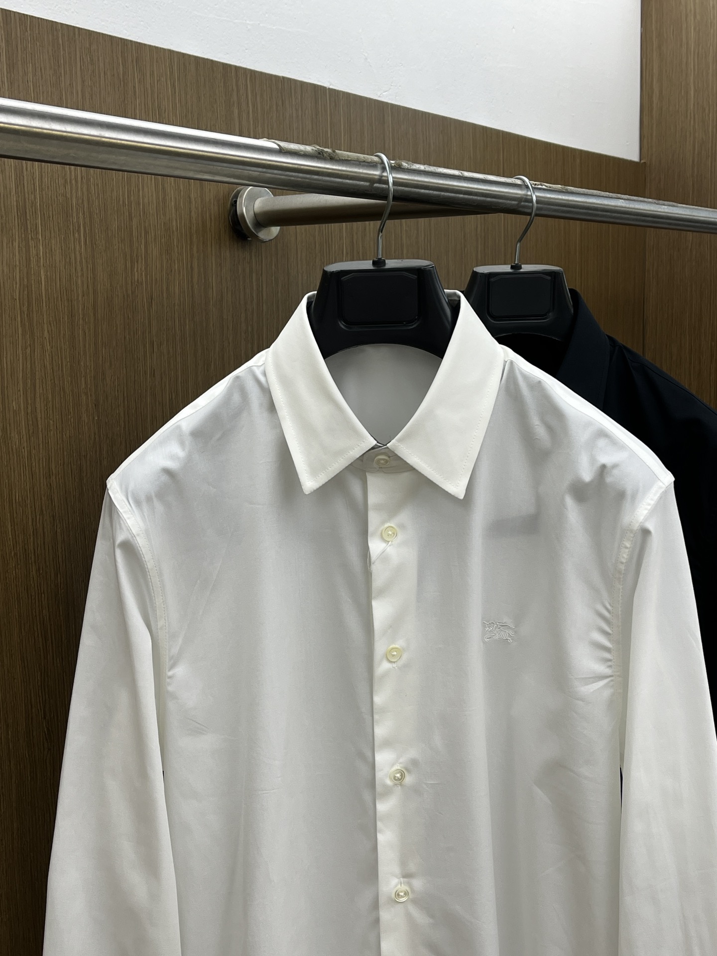 秋冬 BBR 🔥SS春夏新款时尚简约长袖衬衫，本款轻盈棉质衬衣采用全棉质地面料，经典简约设计搭配，清爽色