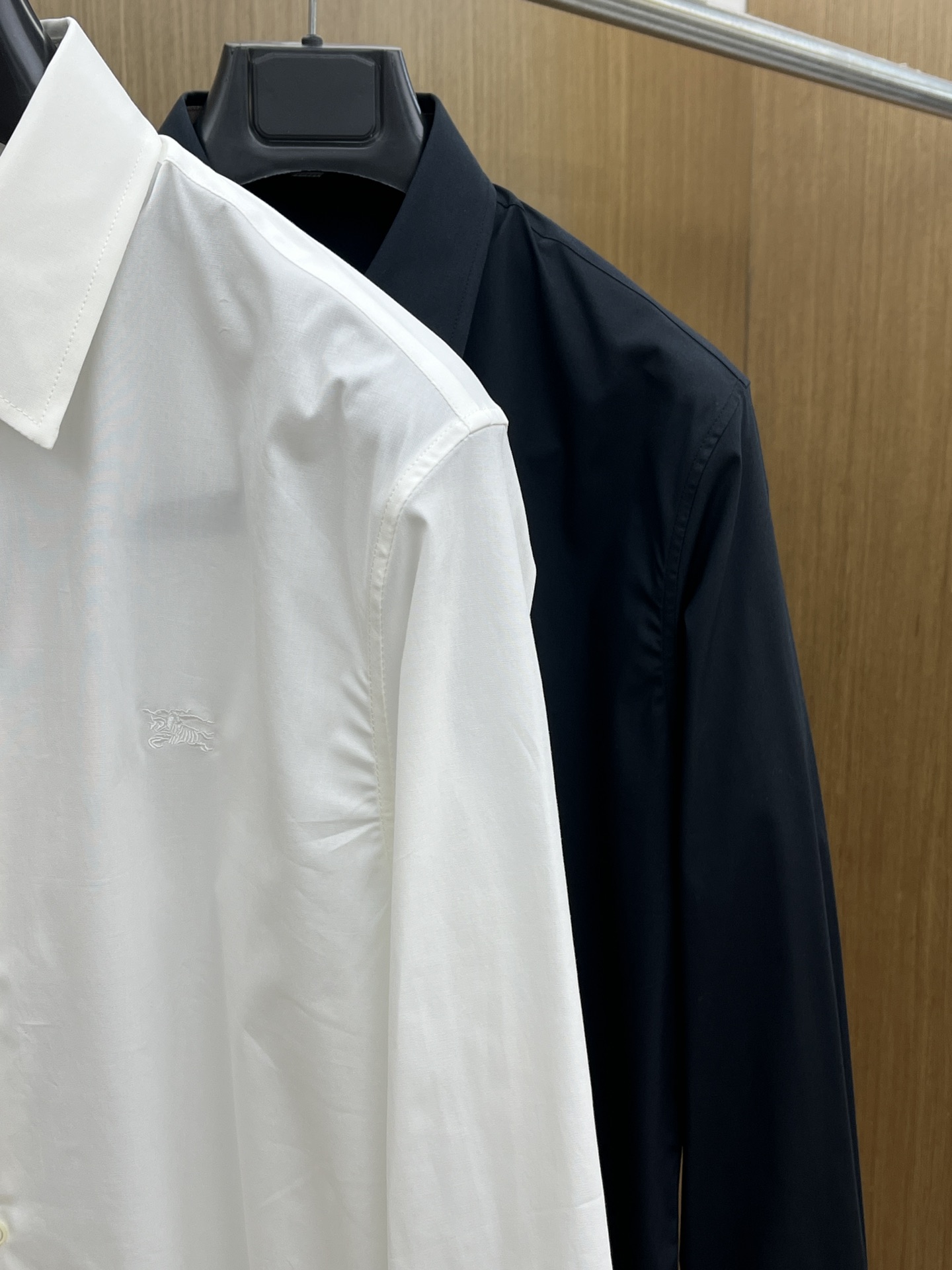 秋冬 BBR 🔥SS春夏新款时尚简约长袖衬衫，本款轻盈棉质衬衣采用全棉质地面料，经典简约设计搭配，清爽色