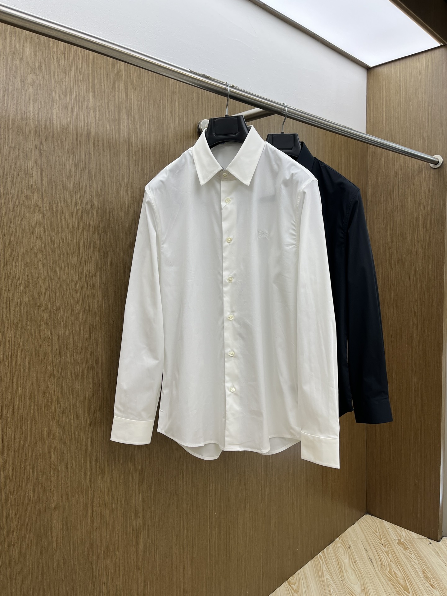 秋冬 BBR 🔥SS春夏新款时尚简约长袖衬衫，本款轻盈棉质衬衣采用全棉质地面料，经典简约设计搭配，清爽色