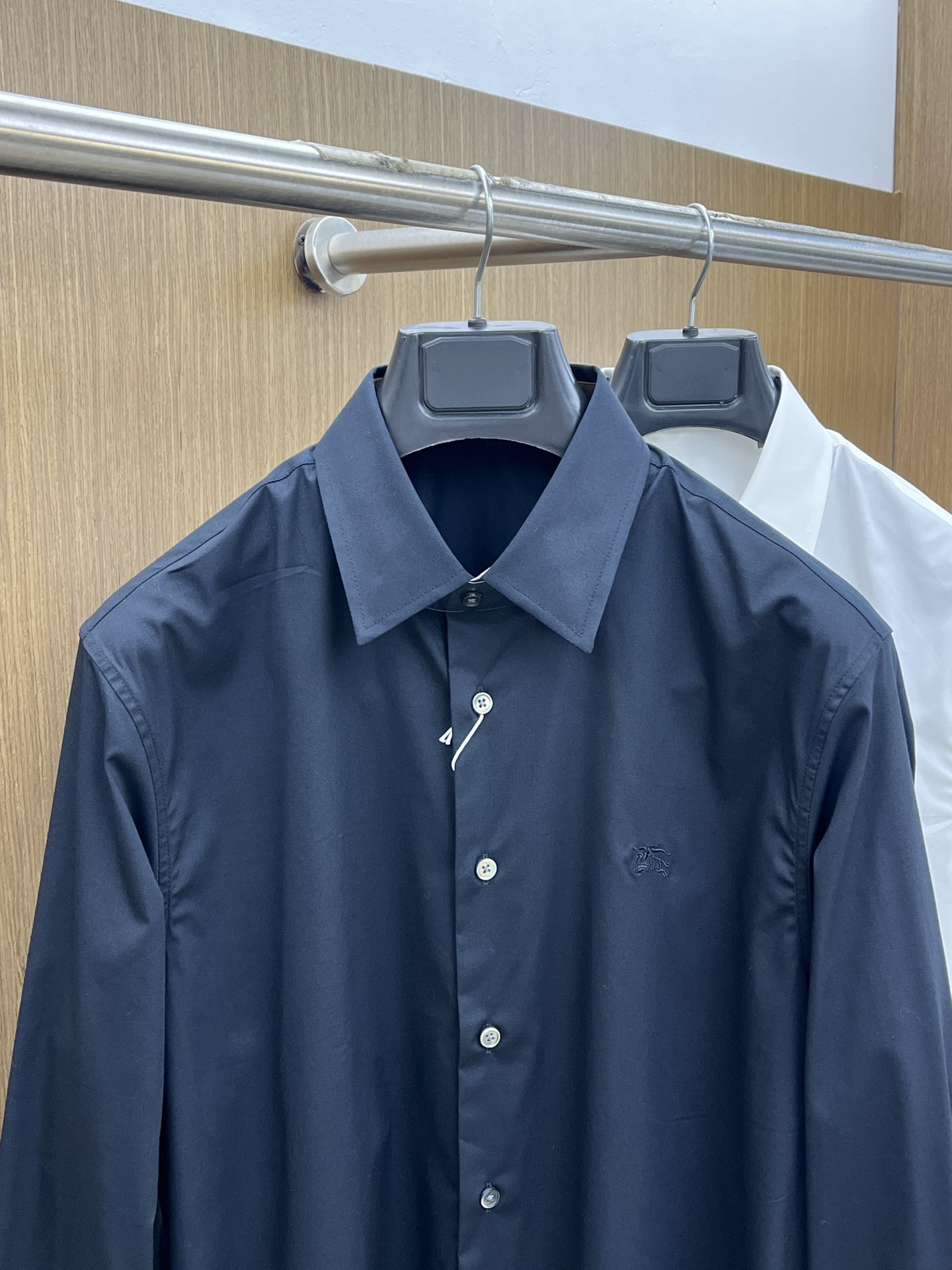 秋冬 BBR 🔥SS春夏新款时尚简约长袖衬衫，本款轻盈棉质衬衣采用全棉质地面料，经典简约设计搭配，清爽色