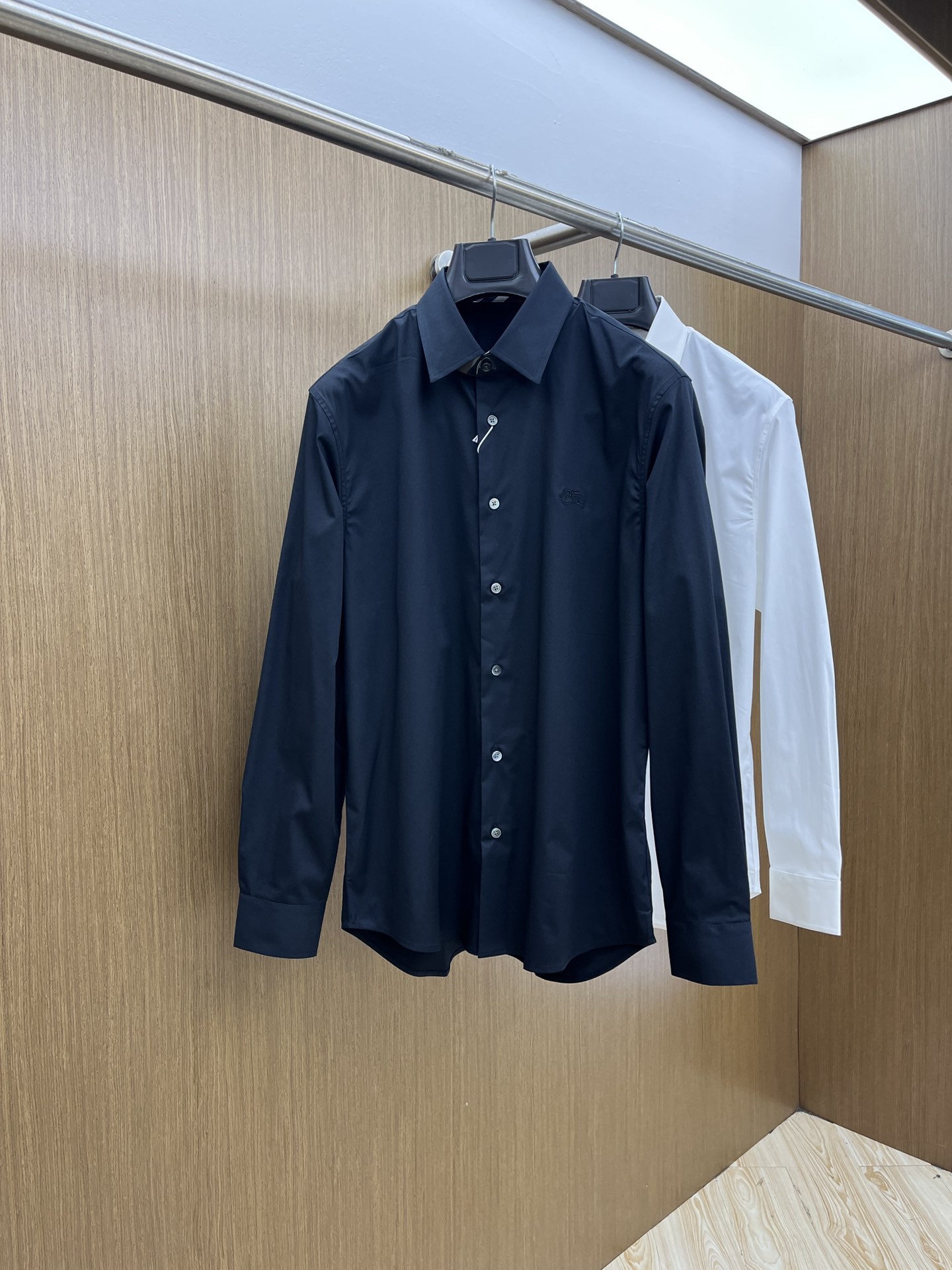 NO:421435,New product BBR SS spring and summer new fashionable simple long-sleeved shirt. This lightweight cotton shirt is made of all-cotton fabric, with classic and simple design, refreshing tones, and super super colors. The most worth buying item this season is simple, elegant and exquisite small design, fashionable and exquisite, and super easy to control!  Simple design style is indispensable, with three-dimensional tailoring, moderate length to modify and beautify the upper body proportions. The A60 is very modern and versatile and malleable in its shape!  Size S-2xl (38-42) Color: Black White, Shirts,alexander wang19860909新品 BBR SS春夏新款时尚简约长袖衬衫,本款轻盈棉质衬衣采用全棉质地面料,经典简约设计搭配,清爽色调,颜色超超超超级赞,这一季最值得入手的单品,简约大气又精致的小设计,时髦精必入,超好驾驭！ 简约设计款不可或缺款式,立体剪裁,适中长度修饰美化上身比例,A60造型上极具现代百搭可塑性！ 尺码S-2xl（38-42） 颜色: 黑色 白色,,shirts,alexander wang,Men's clothing