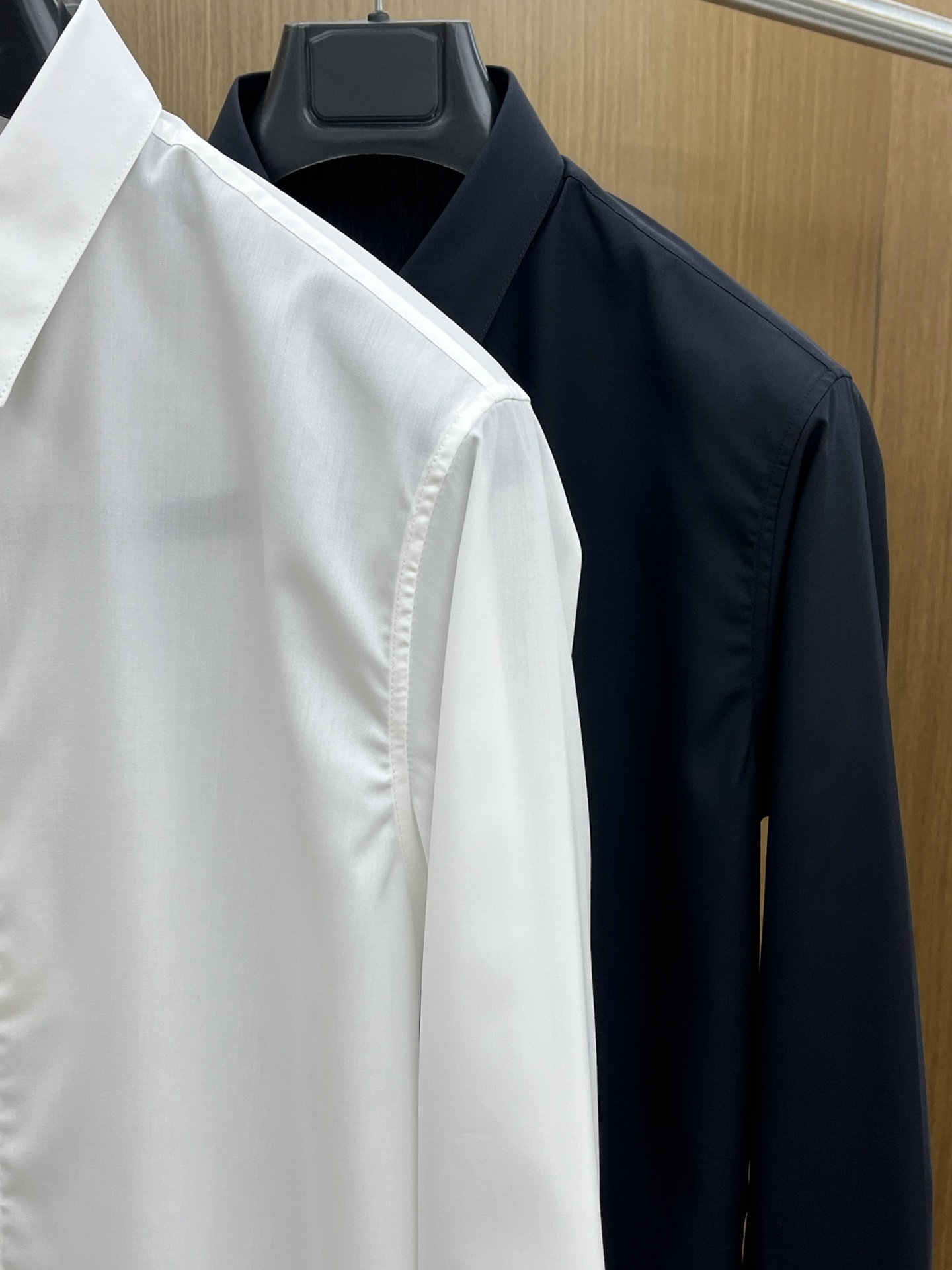 秋冬 CD 🔥SS春夏新款时尚简约长袖衬衫，本款轻盈棉质衬衣采用全棉质地面料，经典简约设计搭配，清爽色调