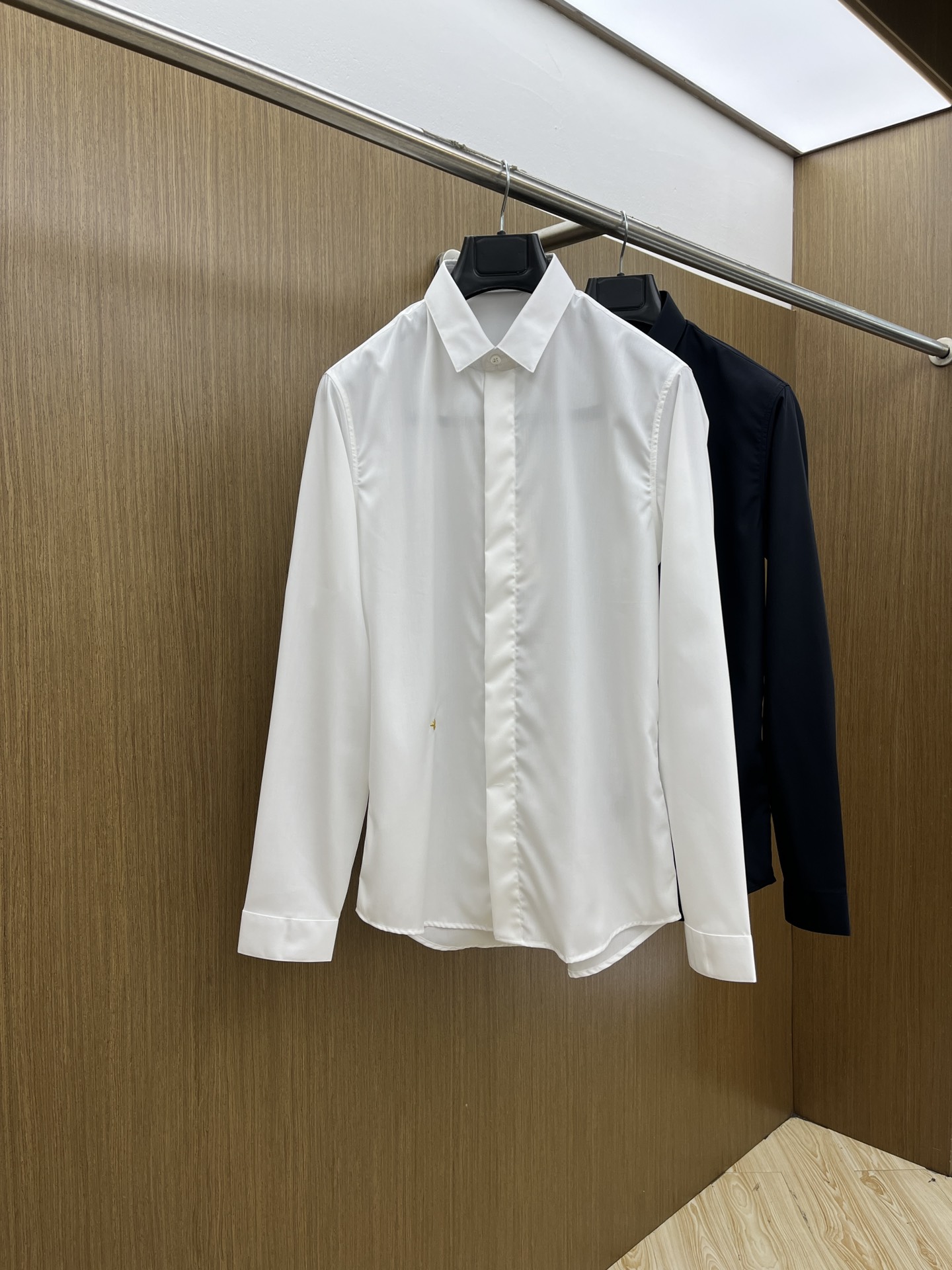 秋冬 CD 🔥SS春夏新款时尚简约长袖衬衫，本款轻盈棉质衬衣采用全棉质地面料，经典简约设计搭配，清爽色调