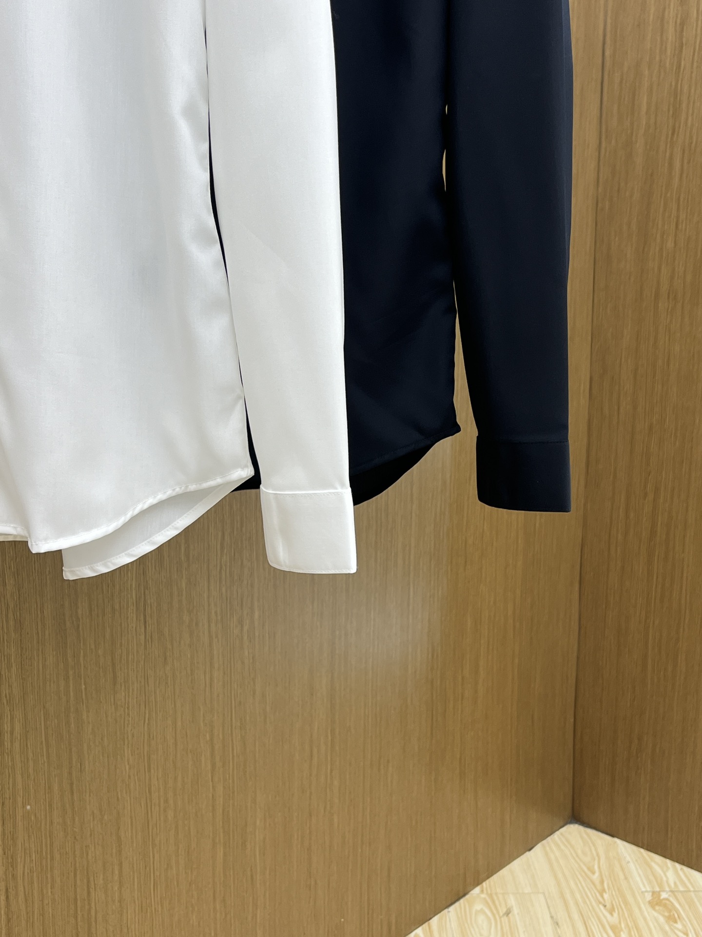 秋冬 CD 🔥SS春夏新款时尚简约长袖衬衫，本款轻盈棉质衬衣采用全棉质地面料，经典简约设计搭配，清爽色调