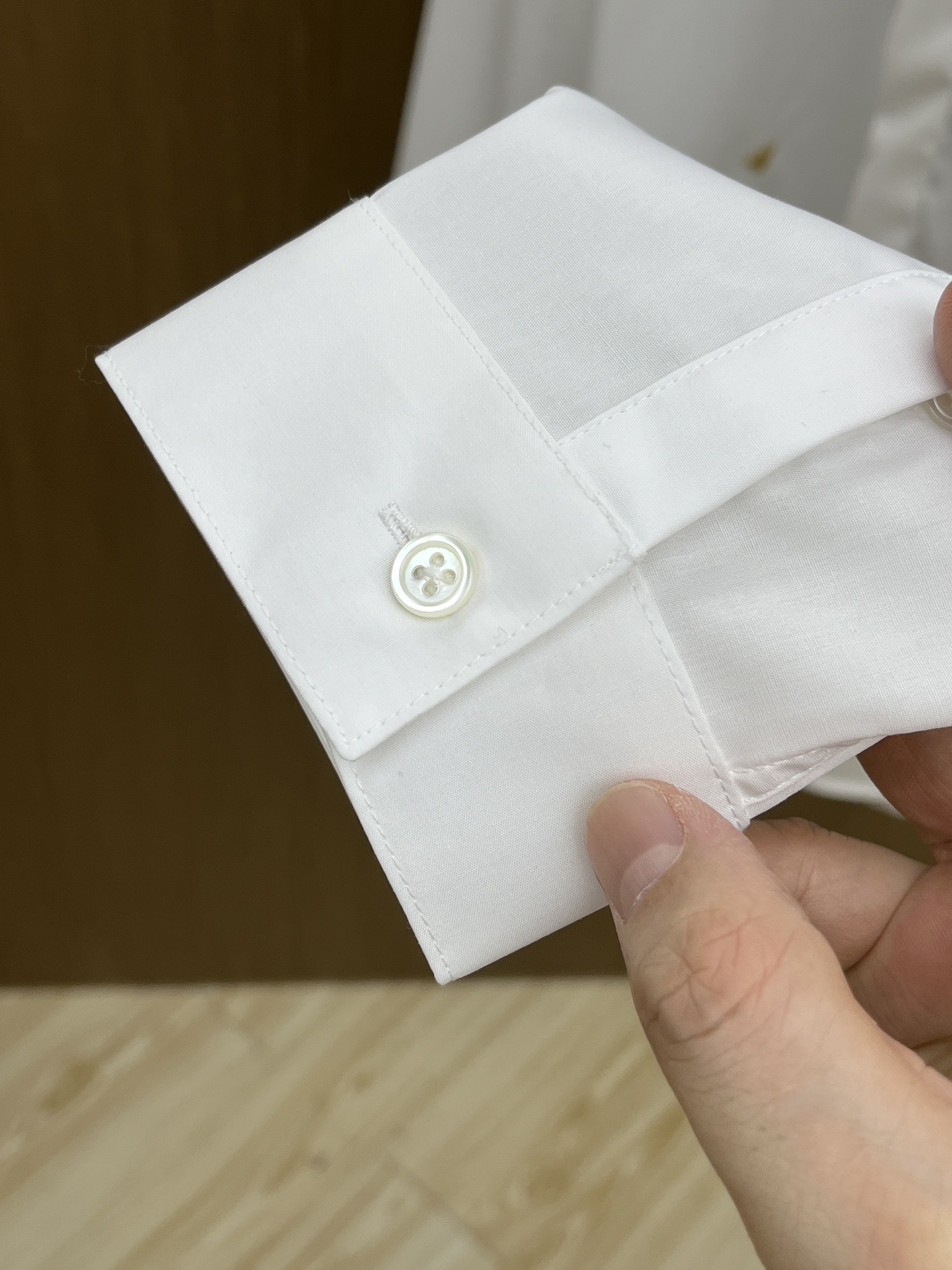 秋冬 CD 🔥SS春夏新款时尚简约长袖衬衫，本款轻盈棉质衬衣采用全棉质地面料，经典简约设计搭配，清爽色调