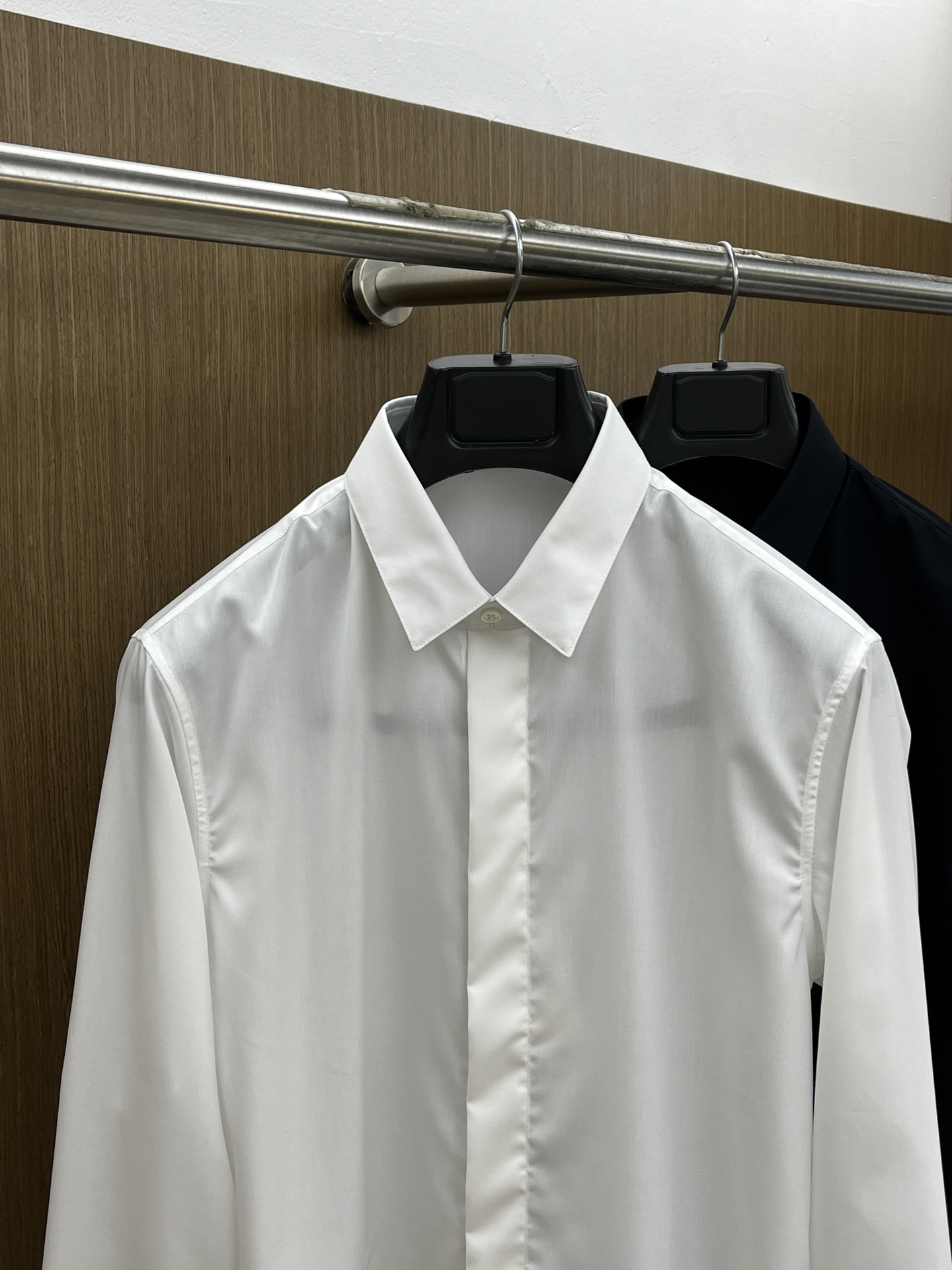 秋冬 CD 🔥SS春夏新款时尚简约长袖衬衫，本款轻盈棉质衬衣采用全棉质地面料，经典简约设计搭配，清爽色调