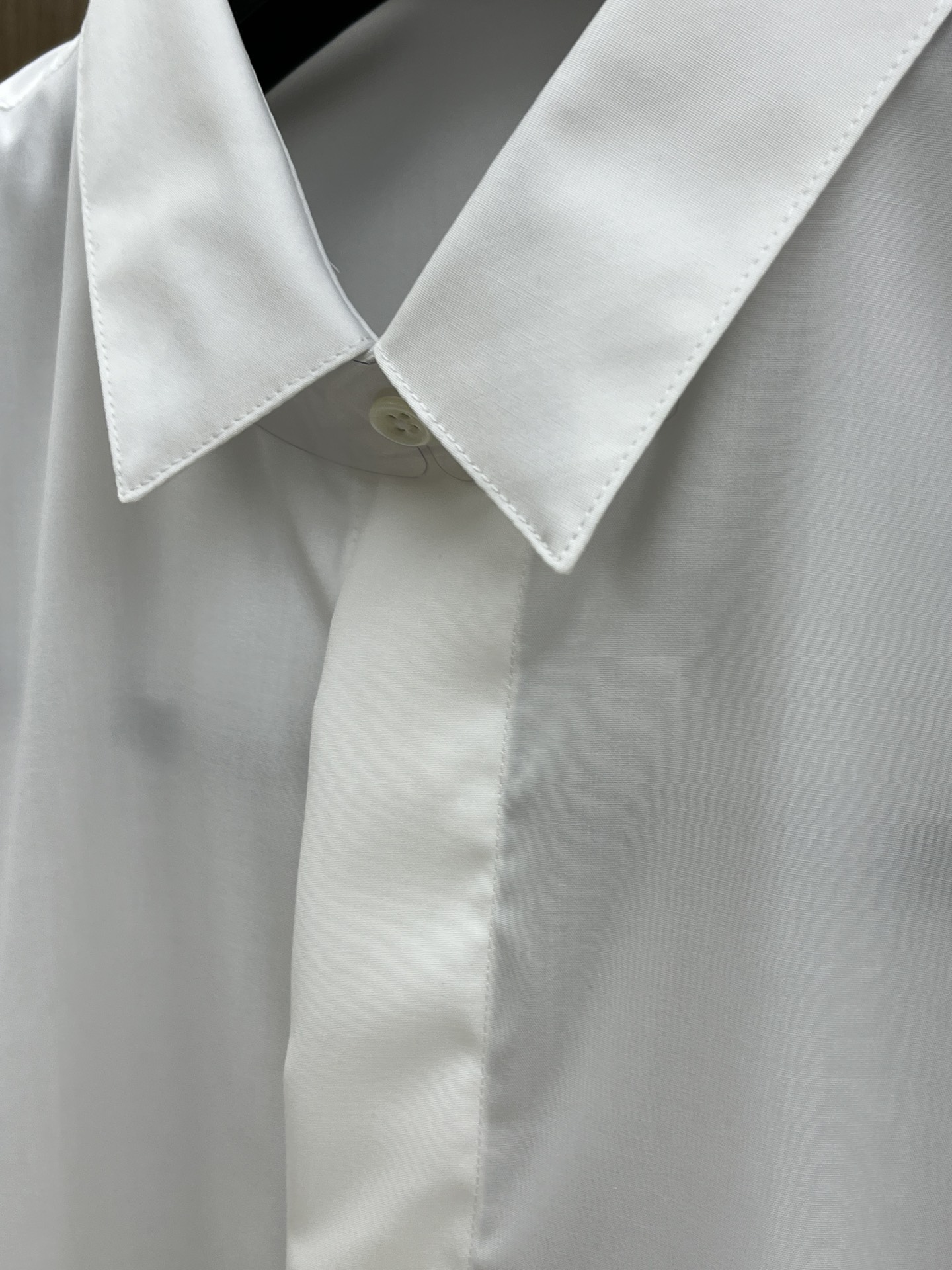 秋冬 CD 🔥SS春夏新款时尚简约长袖衬衫，本款轻盈棉质衬衣采用全棉质地面料，经典简约设计搭配，清爽色调