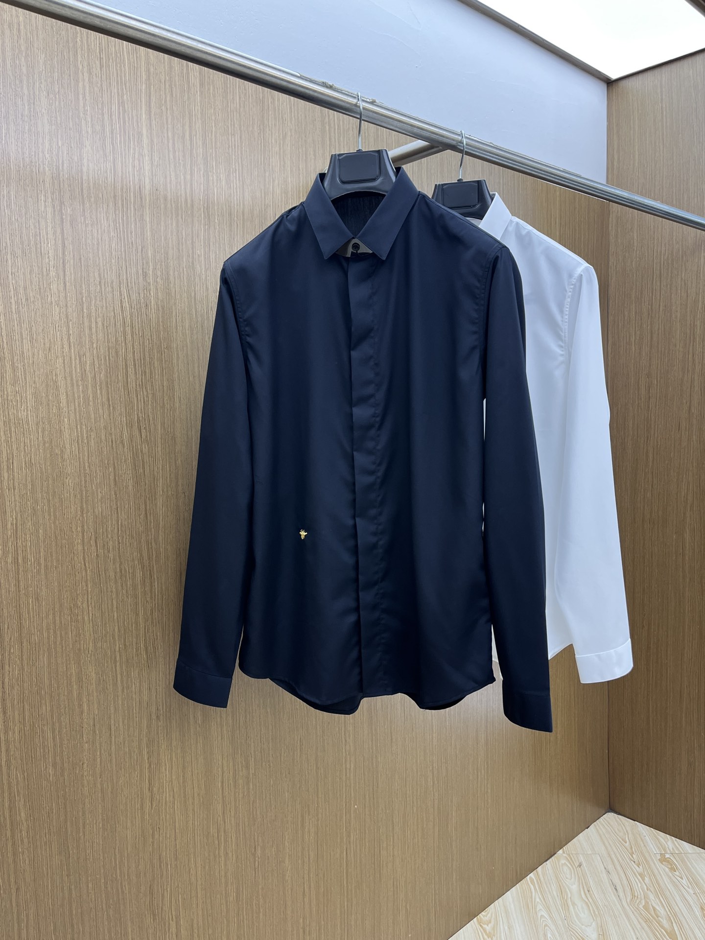 秋冬 CD 🔥SS春夏新款时尚简约长袖衬衫，本款轻盈棉质衬衣采用全棉质地面料，经典简约设计搭配，清爽色调