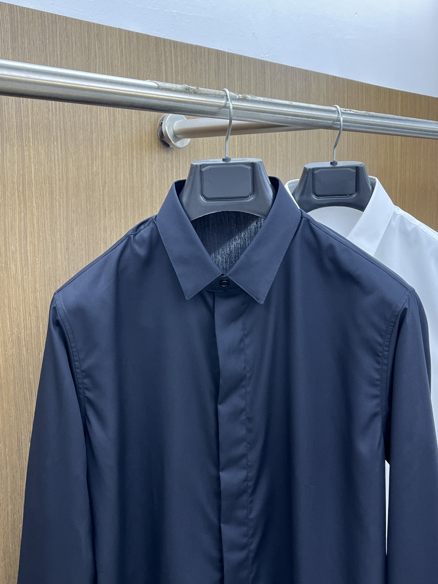 秋冬 CD 🔥SS春夏新款时尚简约长袖衬衫，本款轻盈棉质衬衣采用全棉质地面料，经典简约设计搭配，清爽色调