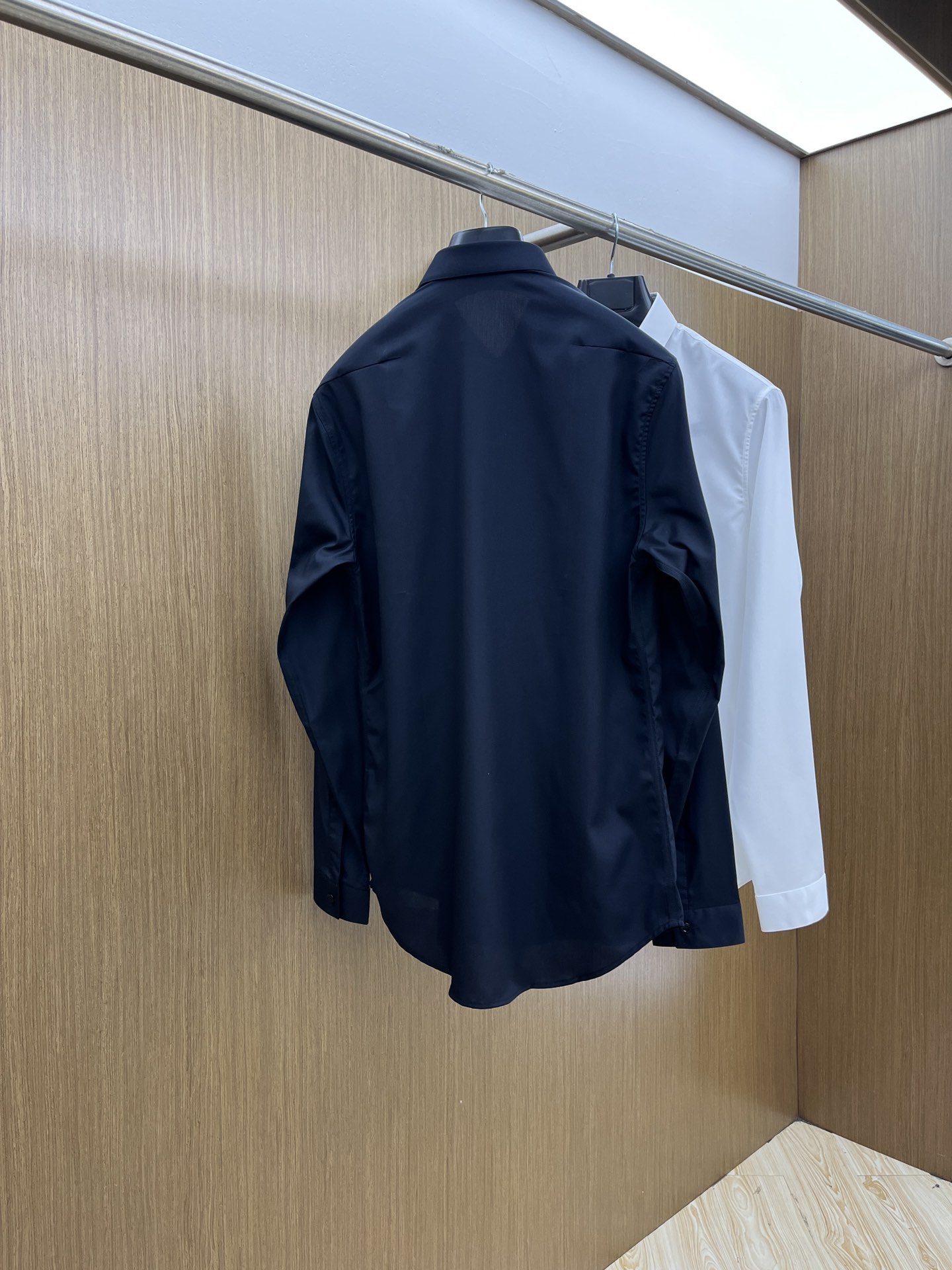 秋冬 CD 🔥SS春夏新款时尚简约长袖衬衫，本款轻盈棉质衬衣采用全棉质地面料，经典简约设计搭配，清爽色调