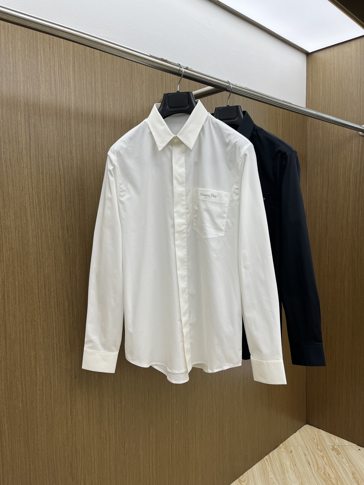 NO:437034,New product CD SS spring and summer new fashionable simple long-sleeved shirt. This lightweight cotton shirt is made of all cotton fabric, classic and simple design, refreshing tones, and super super colors. The most worth buying item this season is simple, elegant and exquisite small design, fashionable and exquisite, and super easy to control!  Simple design style is indispensable, with three-dimensional tailoring, moderate length to modify and beautify the upper body proportions. The A60 is very modern and versatile and malleable in its shape!  Size S-2xl (38-42) Color: Black White, Shirts,alexander wang19860909新品 CD SS春夏新款时尚简约长袖衬衫,本款轻盈棉质衬衣采用全棉质地面料,经典简约设计搭配,清爽色调,颜色超超超超级赞,这一季最值得入手的单品,简约大气又精致的小设计,时髦精必入,超好驾驭！ 简约设计款不可或缺款式,立体剪裁,适中长度修饰美化上身比例,A60造型上极具现代百搭可塑性！ 尺码S-2xl（38-42） 颜色: 黑色 白色,,shirts,alexander wang,Men's clothing