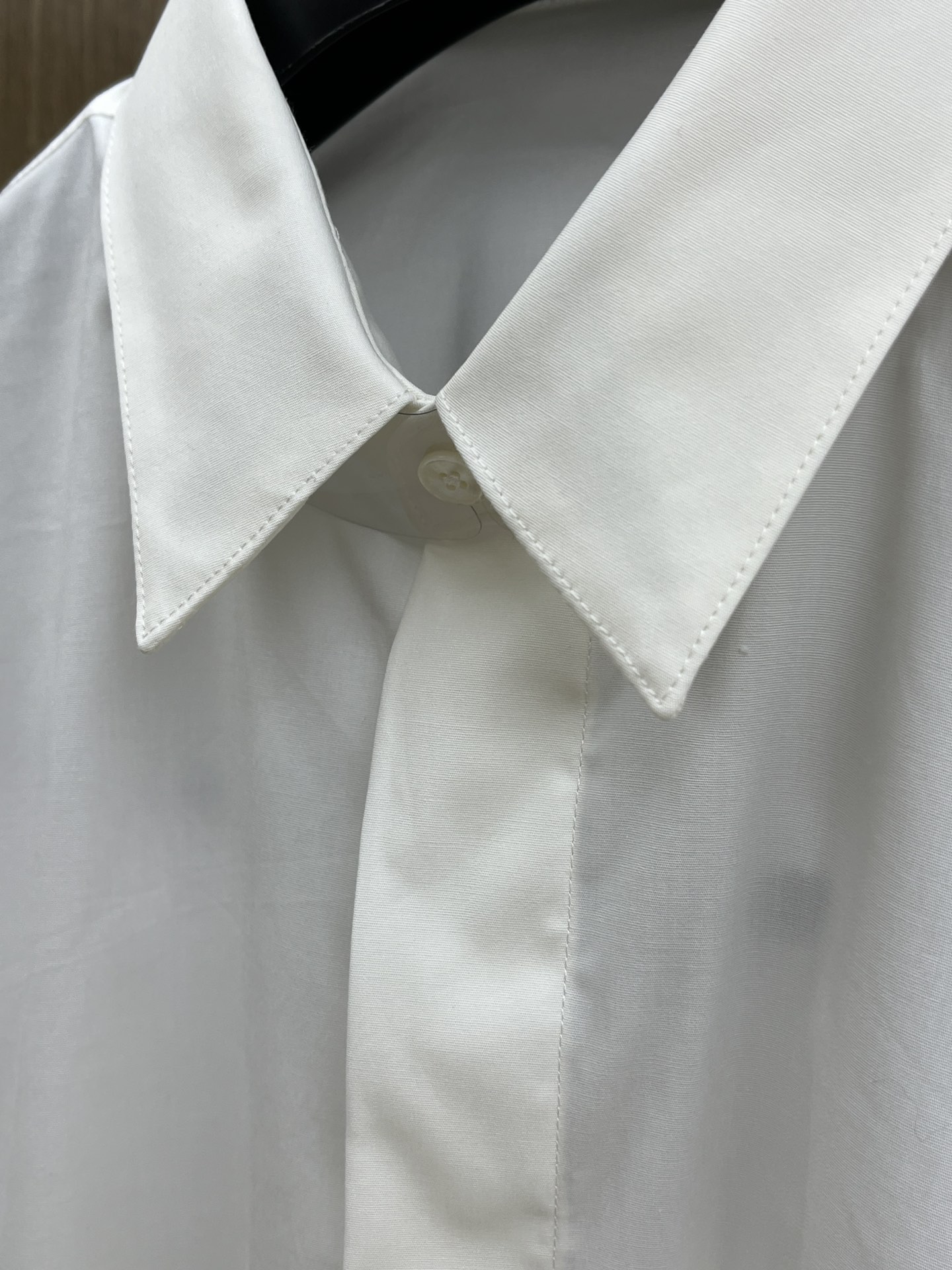 秋冬 CD 🔥SS春夏新款时尚简约长袖衬衫，本款轻盈棉质衬衣采用全棉质地面料，经典简约设计搭配，清爽色调