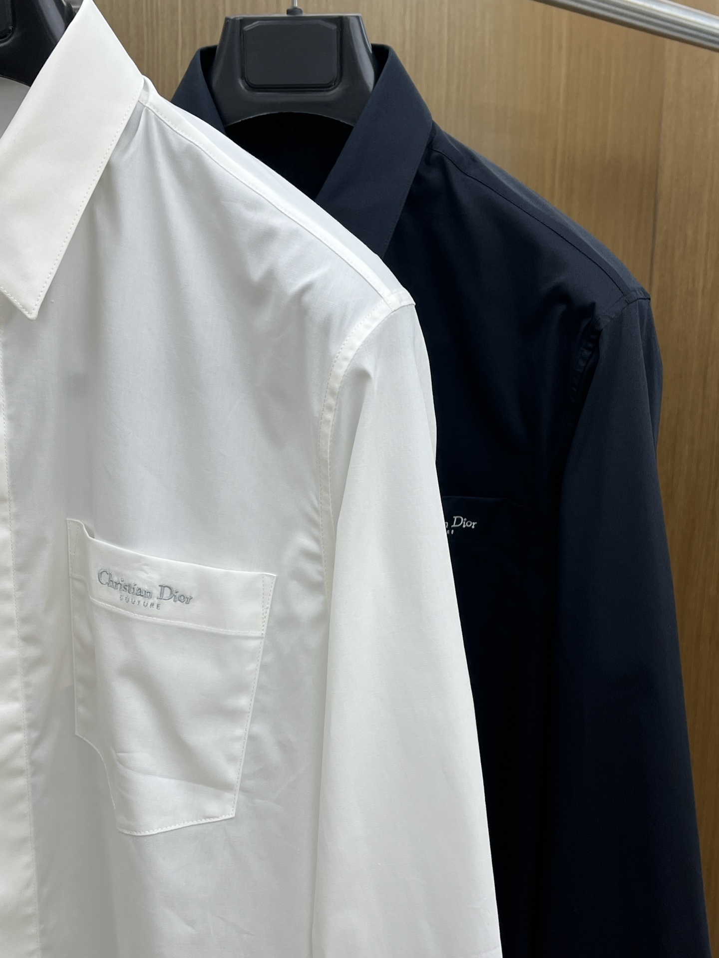 秋冬 CD 🔥SS春夏新款时尚简约长袖衬衫，本款轻盈棉质衬衣采用全棉质地面料，经典简约设计搭配，清爽色调