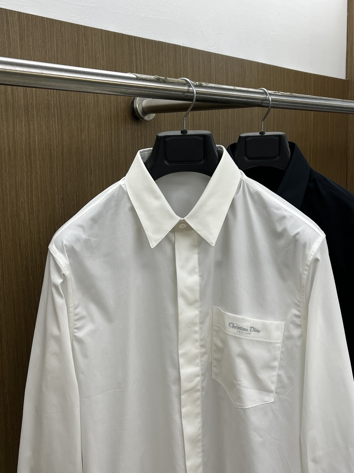 秋冬 CD 🔥SS春夏新款时尚简约长袖衬衫，本款轻盈棉质衬衣采用全棉质地面料，经典简约设计搭配，清爽色调