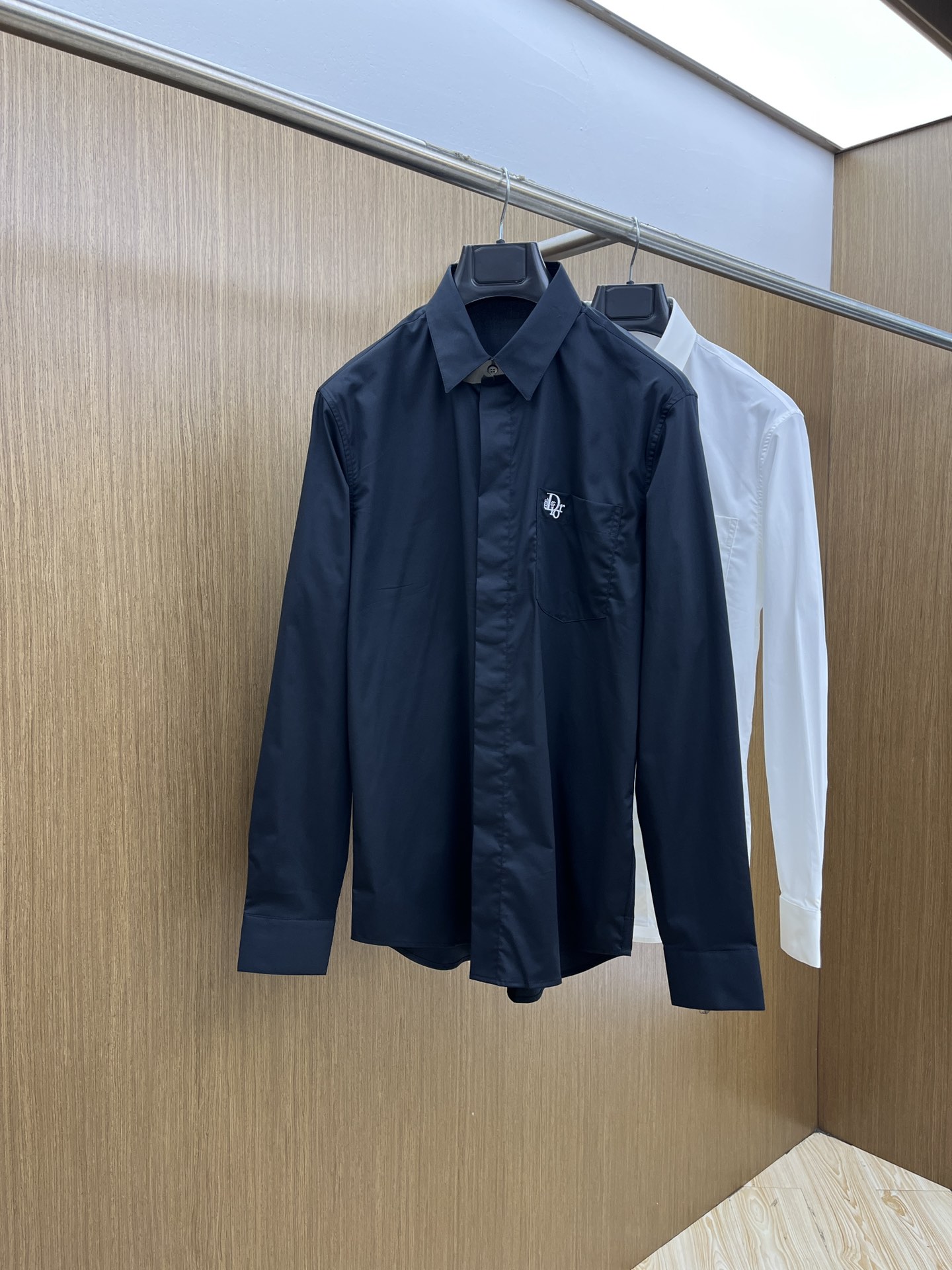 NO:451107,New product CD SS spring and summer new fashionable simple long-sleeved shirt. This lightweight cotton shirt is made of all cotton fabric, classic and simple design, refreshing tones, and super super colors. The most worth buying item this season is simple, elegant and exquisite small design, fashionable and exquisite, and super easy to control!  Simple design style is indispensable, with three-dimensional tailoring, moderate length to modify and beautify the upper body proportions. The A60 is very modern and versatile and malleable in its shape!  Size S-2xl (38-42) Color: Black White, Shirts,alexander wang19860909新品 CD SS春夏新款时尚简约长袖衬衫,本款轻盈棉质衬衣采用全棉质地面料,经典简约设计搭配,清爽色调,颜色超超超超级赞,这一季最值得入手的单品,简约大气又精致的小设计,时髦精必入,超好驾驭！ 简约设计款不可或缺款式,立体剪裁,适中长度修饰美化上身比例,A60造型上极具现代百搭可塑性！ 尺码S-2xl（38-42） 颜色: 黑色 白色,,shirts,alexander wang,Men's clothing