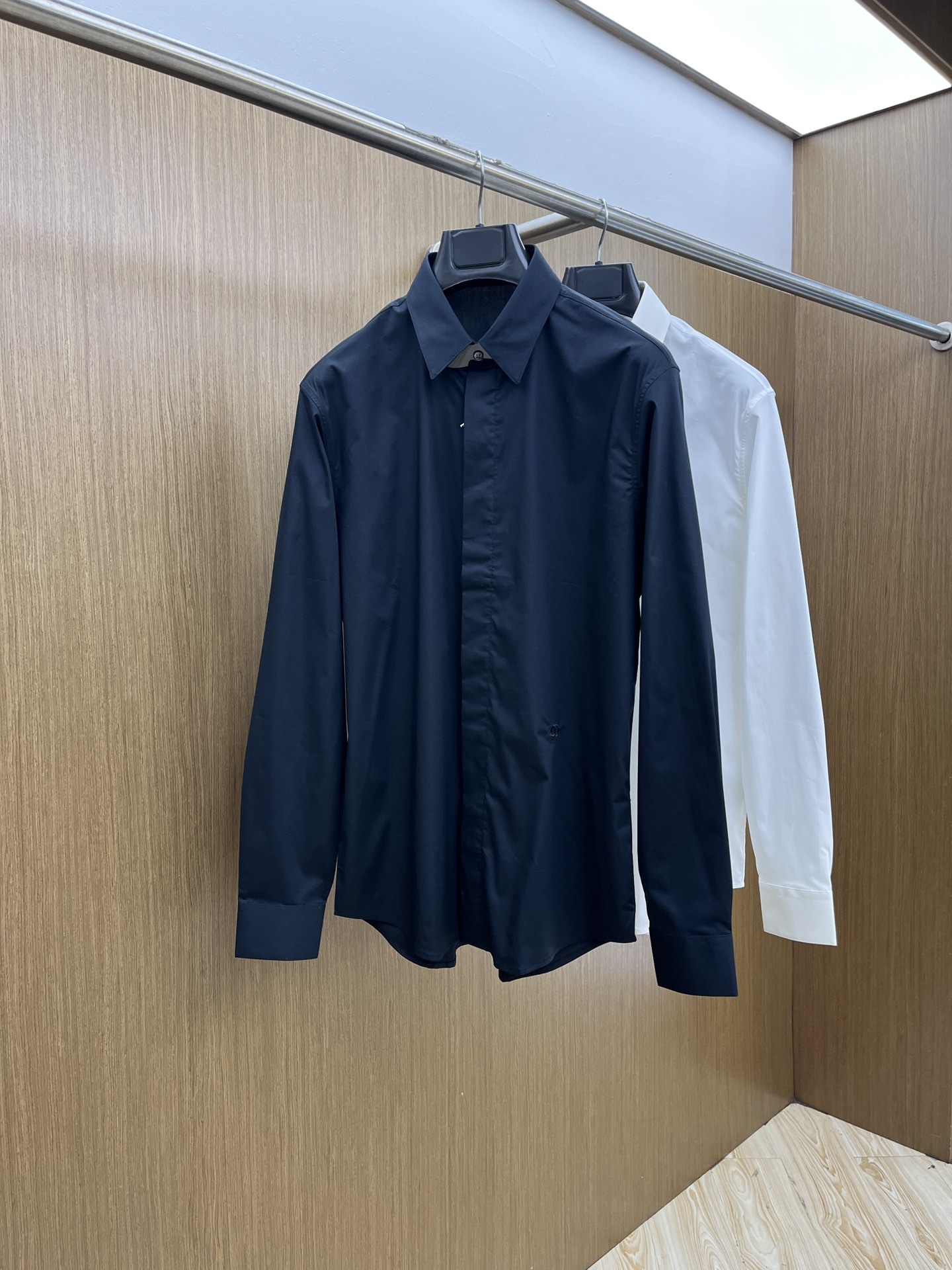 NO:421444,New product CD SS spring and summer new fashionable simple long-sleeved shirt. This lightweight cotton shirt is made of all cotton fabric, classic and simple design, refreshing tones, and super super colors. The most worth buying item this season is simple, elegant and exquisite small design, fashionable and exquisite, and super easy to control!  Simple design style is indispensable, with three-dimensional tailoring, moderate length to modify and beautify the upper body proportions. The A60 is very modern and versatile and malleable in its shape!  Size S-2xl (38-42) Color: Black White, Shirts,alexander wang19860909新品 CD SS春夏新款时尚简约长袖衬衫,本款轻盈棉质衬衣采用全棉质地面料,经典简约设计搭配,清爽色调,颜色超超超超级赞,这一季最值得入手的单品,简约大气又精致的小设计,时髦精必入,超好驾驭！ 简约设计款不可或缺款式,立体剪裁,适中长度修饰美化上身比例,A60造型上极具现代百搭可塑性！ 尺码S-2xl（38-42） 颜色: 黑色 白色,,shirts,alexander wang,Men's clothing