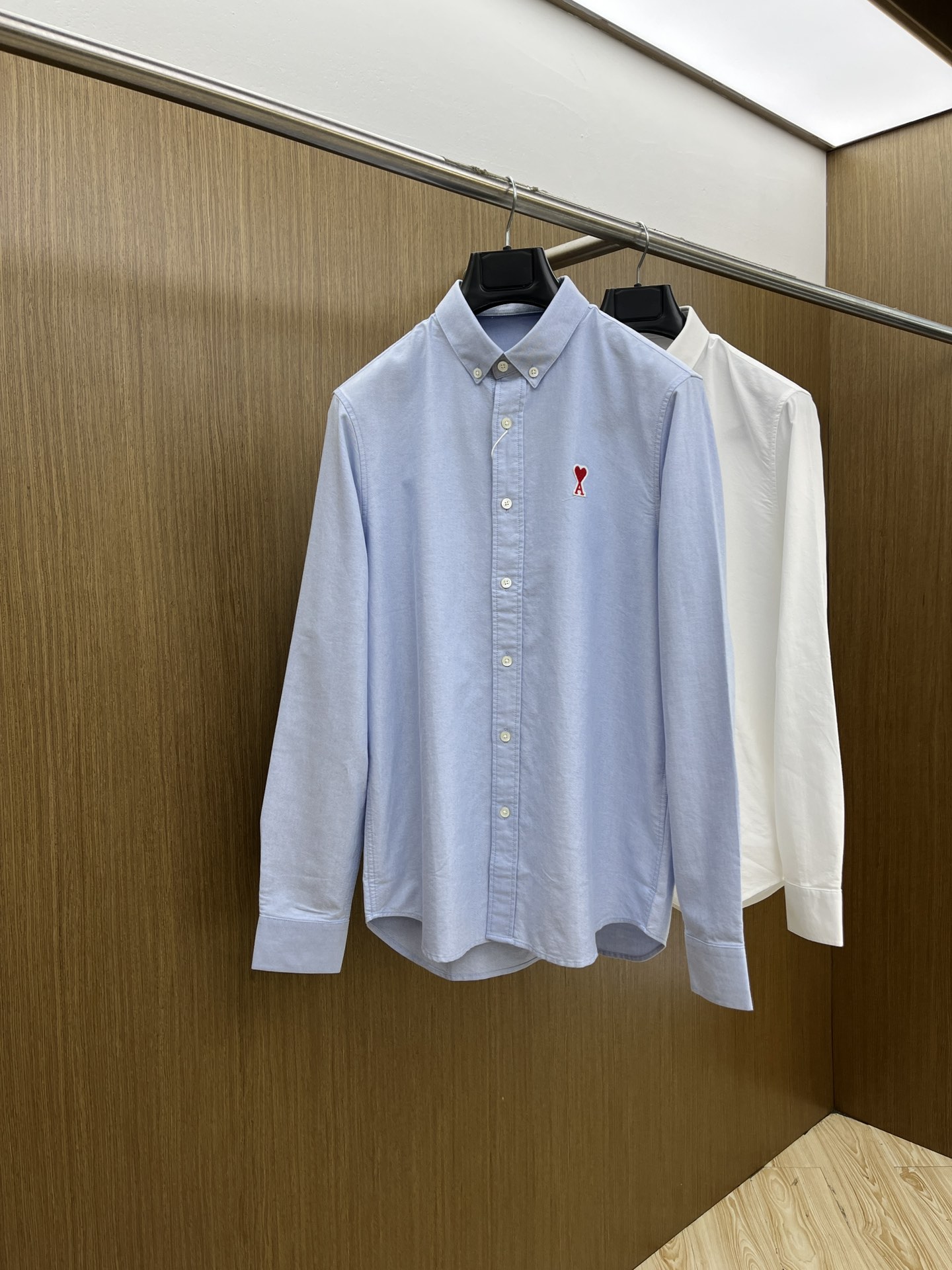 NO:421453,New product AMI SS spring and summer new fashionable simple long-sleeved shirt. This lightweight cotton shirt is made of all-cotton Oxford fabric, with classic and simple design, refreshing tones, and super super colors. The most worth buying item this season, a simple, elegant and exquisite small design, a must-try for fashion and exquisite, and super easy to control!  Simple design style is indispensable, with three-dimensional tailoring, moderate length to modify and beautify the upper body proportions. The A60 is very modern and versatile and malleable in its shape!  Size S-2xl (38-42) Color: Sky blue White, Shirts, Alexander wang19860909新品 AMI SS春夏新款时尚简约长袖衬衫,本款轻盈棉质衬衣采用全棉牛津纺面料,经典简约设计搭配,清爽色调,颜色超超超超级赞,这一季最值得入手的单品,简约大气又精致的小设计,时髦精必入,超好驾驭！ 简约设计款不可或缺款式,立体剪裁,适中长度修饰美化上身比例,A60造型上极具现代百搭可塑性！ 尺码S-2xl（38-42） 颜色: 天蓝色 白色,,shirts,alexander wang,Men's clothing