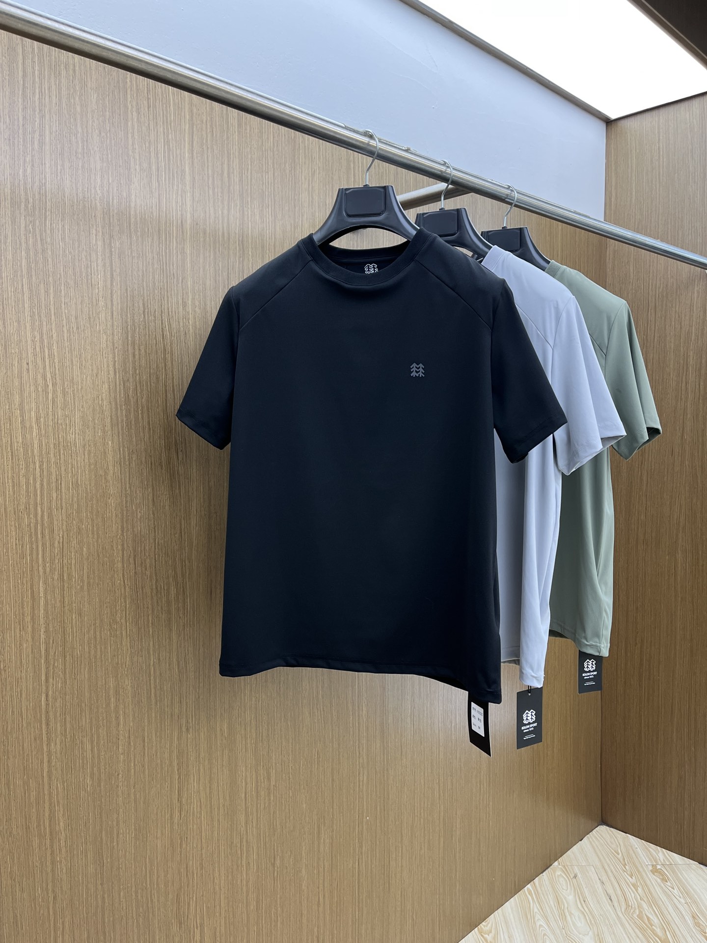 NO:425425,New products Kelong Spring and summer new first-time counter latest station collar T-shirt, high-end customization, avant-garde and fashionable design!  Brand logo heavy craftsmanship design, high-end customized fabric, soft feel, comfortable to wear, exquisite counter-level car line, fine workmanship, invincible and handsome upper body effect!  A must-have item for handsome men!  XD code number M—3XL, tees, t-shirt, alexander wang19860909新品 可隆 春夏新款首发专柜最新款站领T恤 高端订制 设计前卫时尚！品牌logo重工艺设计 高端定制克面料.手感柔软.穿着舒适.专柜级别精致车线.做工精细.上身效果无敌帅气！型男必备单品！XD码数M—3XL,,tees，t-shirt,alexander wang,Men's clothing