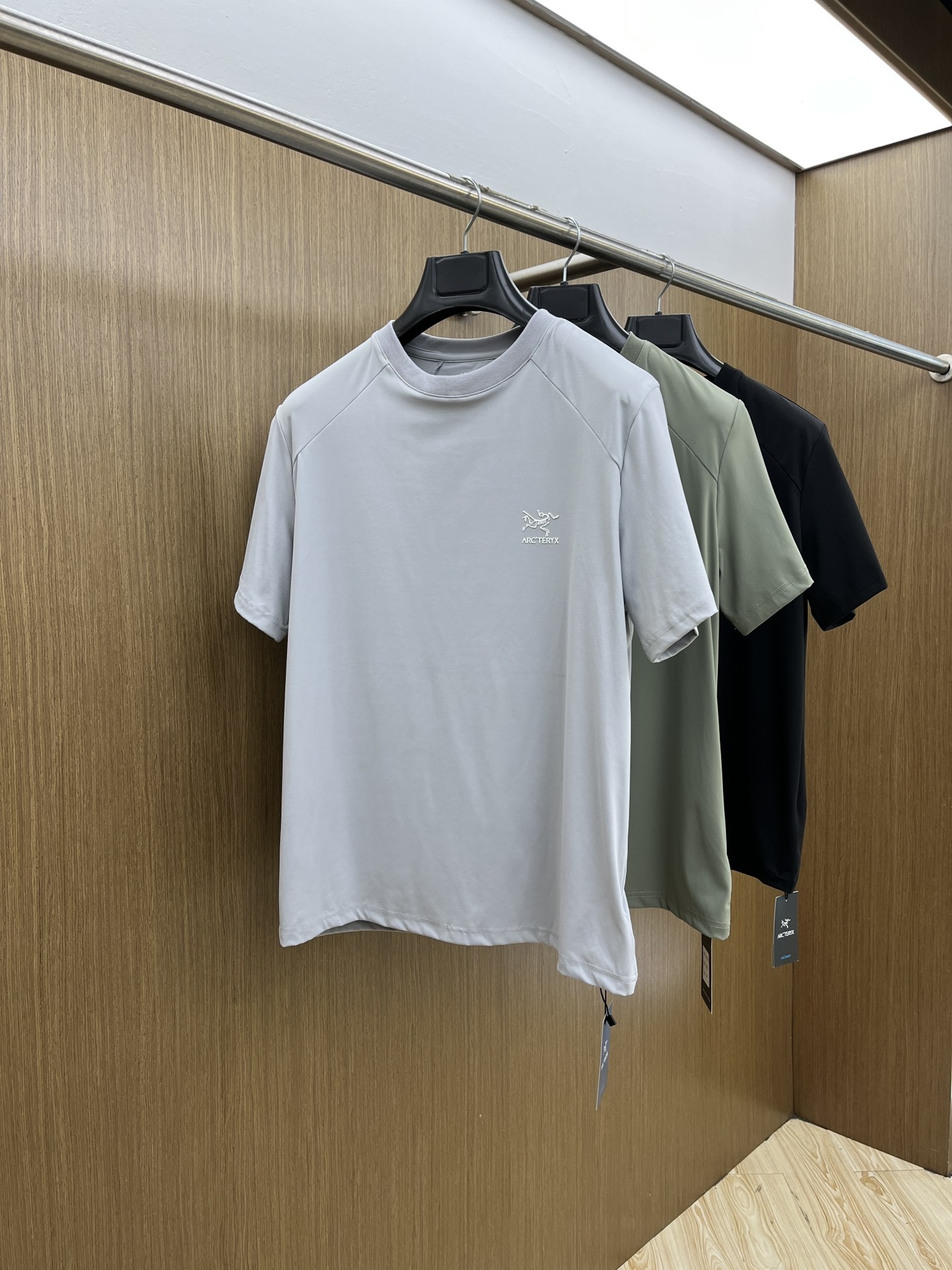 NO:425427,New products ARC spring and summer new first-time counter latest station collar T-shirt, high-end customization, avant-garde and fashionable design!  Brand logo heavy craftsmanship design, high-end customized fabric, soft feel, comfortable to wear, exquisite counter-level car line, fine workmanship, invincible and handsome upper body effect!  A must-have item for handsome men!  XD code number M—3XL, tees, t-shirt, alexander wang19860909新品 ARC 春夏新款首发专柜最新款站领T恤 高端订制 设计前卫时尚！品牌logo重工艺设计 高端定制克面料.手感柔软.穿着舒适.专柜级别精致车线.做工精细.上身效果无敌帅气！型男必备单品！XD码数M—3XL,,tees，t-shirt,alexander wang,Men's clothing