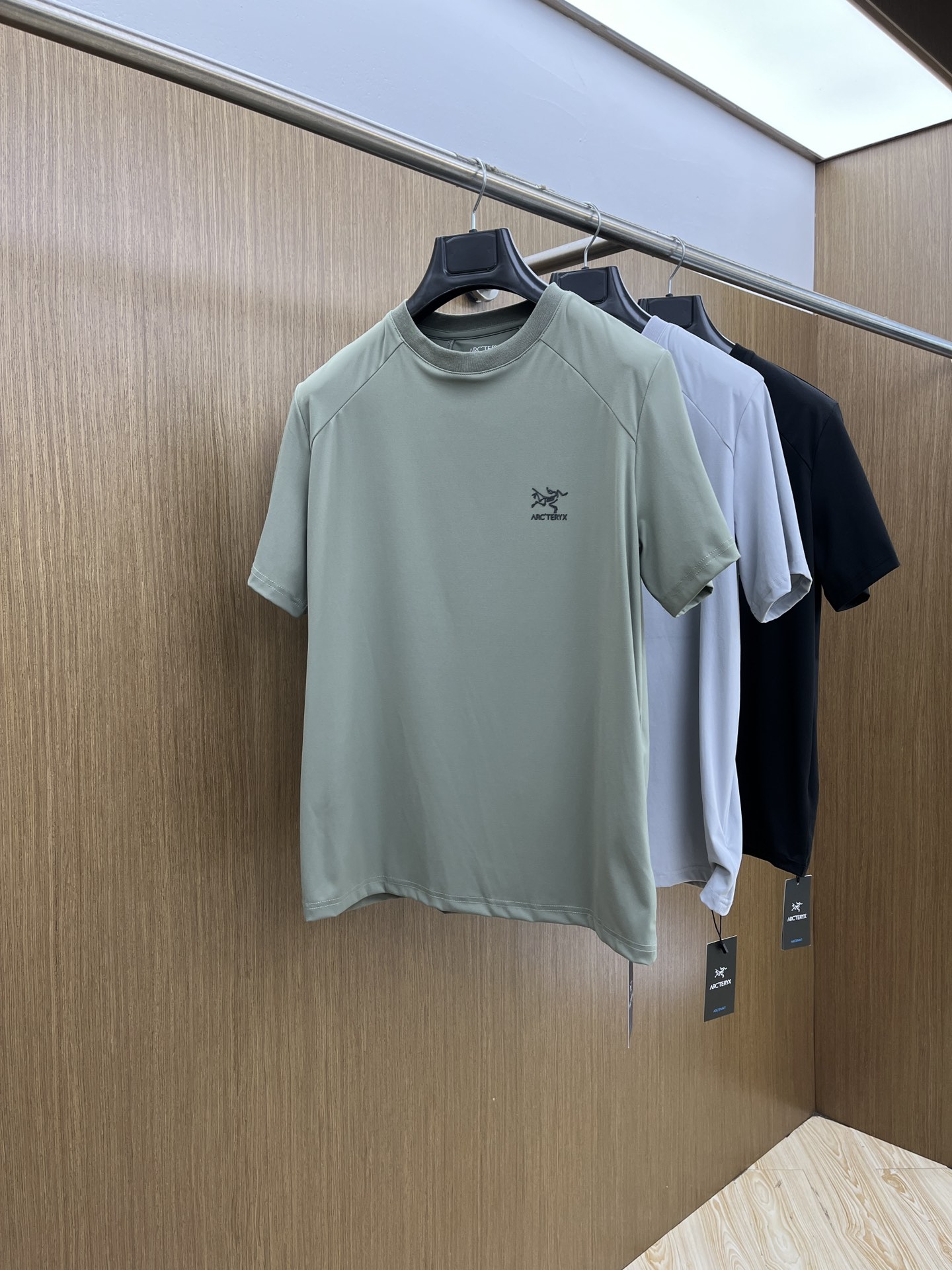 NO:425432,New products ARC spring and summer new first-time counter latest model station collar T-shirt, high-end customization, avant-garde and fashionable design!  Brand logo heavy craftsmanship design, high-end customized fabric, soft feel, comfortable to wear, exquisite counter-level car line, fine workmanship, invincible and handsome upper body effect!  A must-have item for handsome men!  XD code number M—3XL, tees, t-shirt, alexander wang19860909新品 ARC春夏新款首发专柜最新款站领T恤 高端订制 设计前卫时尚！品牌logo重工艺设计 高端定制克面料.手感柔软.穿着舒适.专柜级别精致车线.做工精细.上身效果无敌帅气！型男必备单品！XD码数M—3XL,,tees，t-shirt,alexander wang,Men's clothing