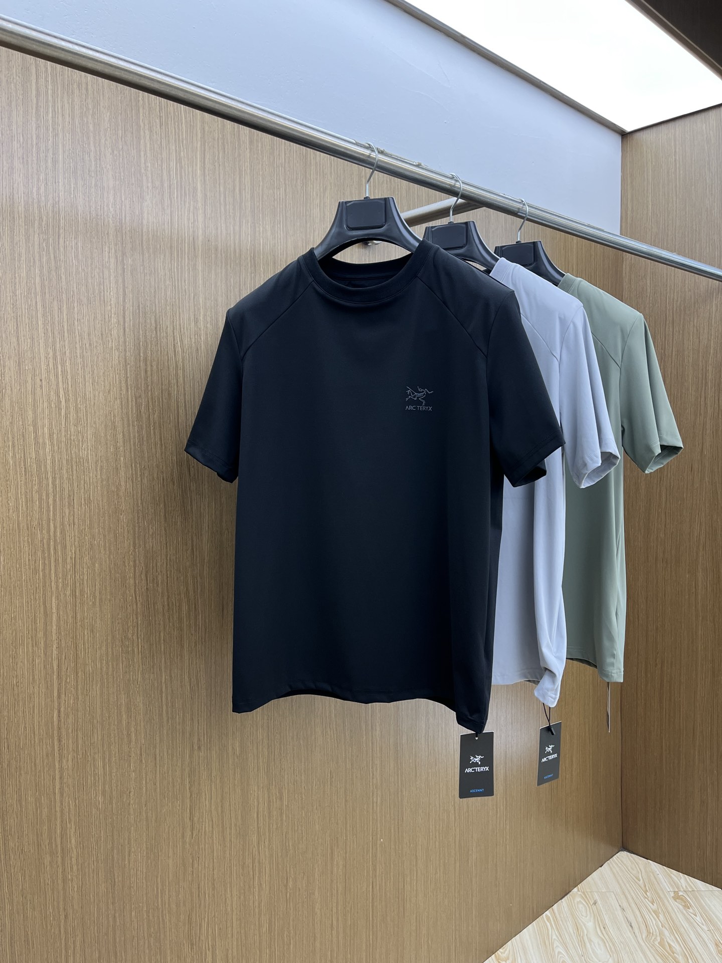 NO:425412,New products ARC spring and summer new first-time counter latest station collar T-shirt, high-end customization, avant-garde and fashionable design!  Brand logo heavy craftsmanship design, high-end customized fabric, soft feel, comfortable to wear, exquisite counter-level car line, fine workmanship, invincible and handsome upper body effect!  A must-have item for handsome men!  XD code number M—3XL, tees, t-shirt, alexander wang19860909新品 ARC 春夏新款首发专柜最新款站领T恤 高端订制 设计前卫时尚！品牌logo重工艺设计 高端定制克面料.手感柔软.穿着舒适.专柜级别精致车线.做工精细.上身效果无敌帅气！型男必备单品！XD码数M—3XL,,tees，t-shirt,alexander wang,Men's clothing