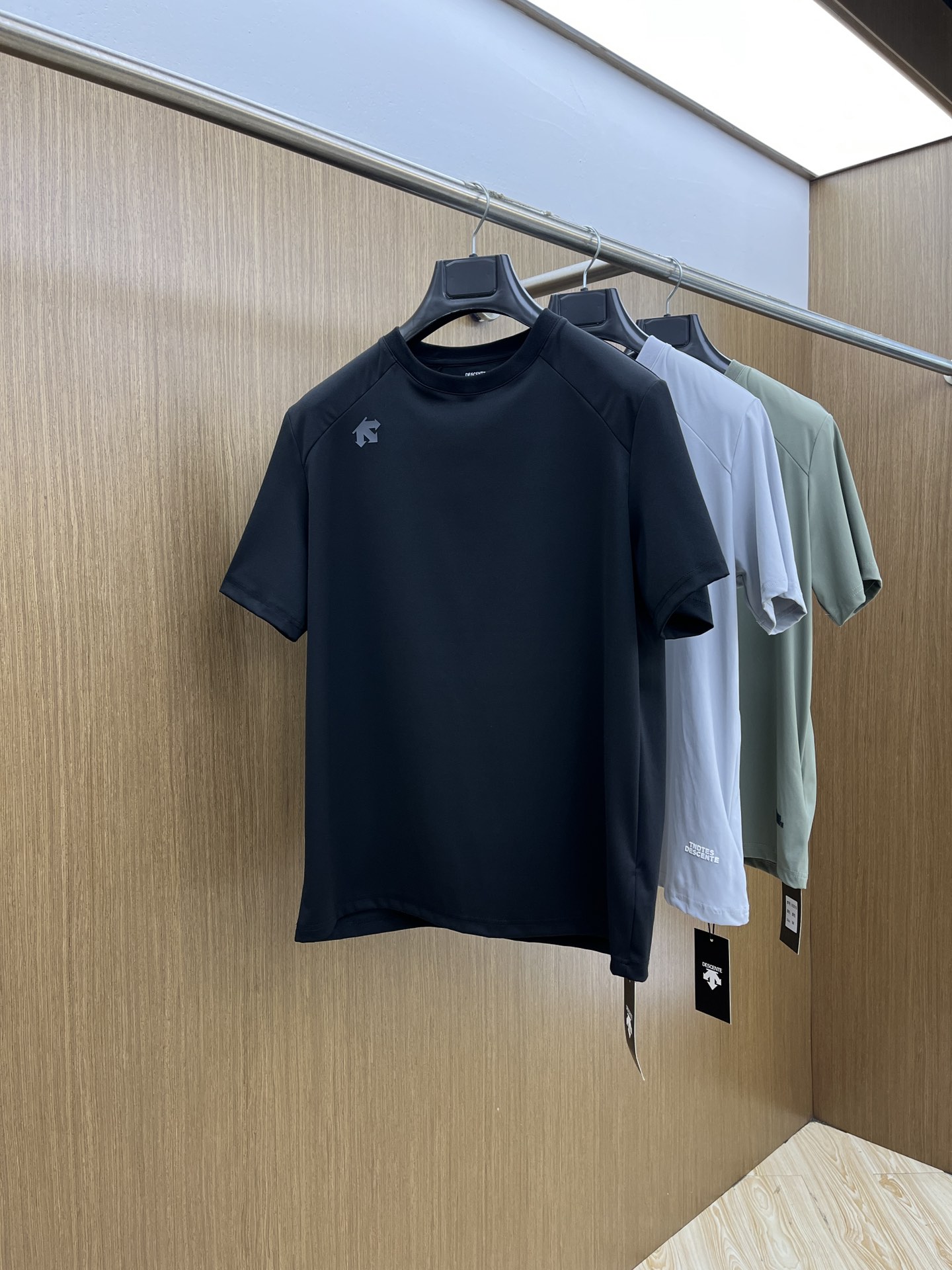 NO:425417,New product DST Spring and Summer new first-time counter latest station collar T-shirt, high-end customization, avant-garde and fashionable design!  Brand logo heavy craftsmanship design, high-end customized fabric, soft feel, comfortable to wear, exquisite counter-level car line, fine workmanship, invincible and handsome upper body effect!  A must-have item for handsome men!  XD code number M—3XL, tees, t-shirt, alexander wang19860909新品 DST 春夏新款首发专柜最新款站领T恤 高端订制 设计前卫时尚！品牌logo重工艺设计 高端定制克面料.手感柔软.穿着舒适.专柜级别精致车线.做工精细.上身效果无敌帅气！型男必备单品！XD码数M—3XL,,tees，t-shirt,alexander wang,Men's clothing