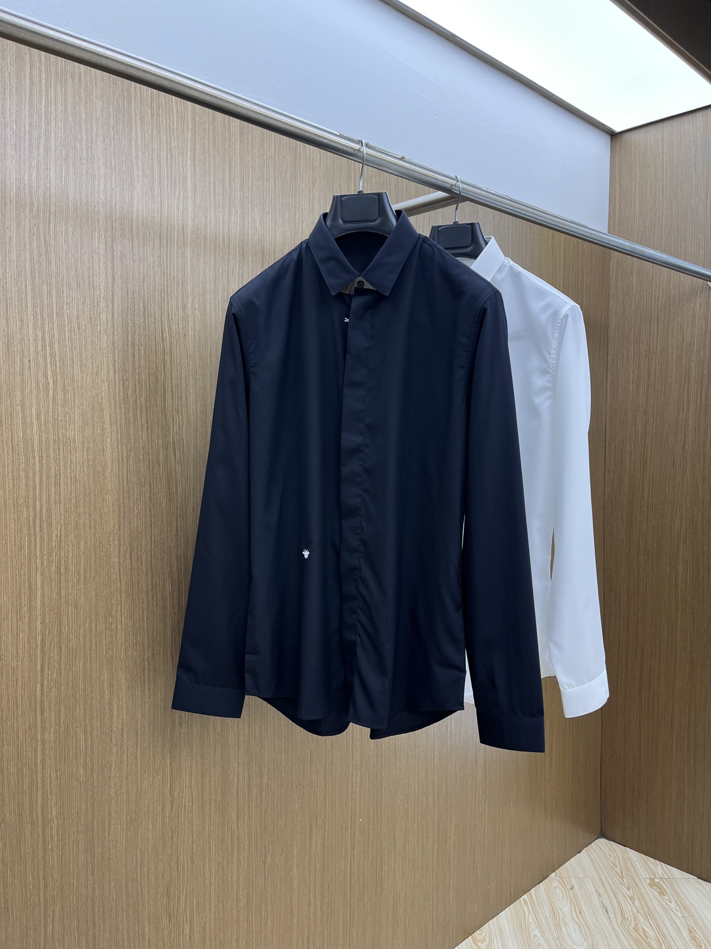 NO:421482,New product CD SS spring and summer new fashionable simple long-sleeved shirt. This lightweight cotton shirt is made of all cotton fabric, classic and simple design, refreshing tones, and super super colors. The most worth buying item this season is simple, elegant and exquisite small design, fashionable and exquisite, and super easy to control!  Simple design style is indispensable, with three-dimensional tailoring, moderate length to modify and beautify the upper body proportions. The A60 is very modern and versatile and malleable in its shape!  Size S-2xl (38-42) Color: Black White, Shirts,alexander wang19860909新品 CD SS春夏新款时尚简约长袖衬衫,本款轻盈棉质衬衣采用全棉质地面料,经典简约设计搭配,清爽色调,颜色超超超超级赞,这一季最值得入手的单品,简约大气又精致的小设计,时髦精必入,超好驾驭！ 简约设计款不可或缺款式,立体剪裁,适中长度修饰美化上身比例,A60造型上极具现代百搭可塑性！ 尺码S-2xl（38-42） 颜色: 黑色 白色,,shirts,alexander wang,Men's clothing