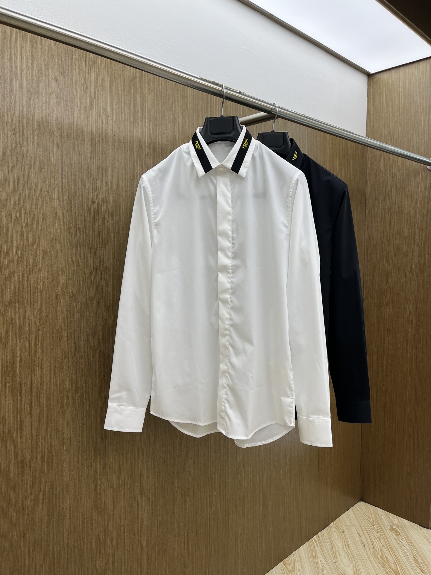 NO:522592,New product FD SS spring and summer new fashionable simple long-sleeved shirt. This lightweight cotton shirt is made of all-cotton fabric, with classic and simple design, refreshing tones, and super super colors. The most worth buying item this season, a simple, elegant and exquisite small design, a must-try and easy to control!  Simple design style is indispensable, with three-dimensional tailoring, moderate length to modify and beautify the upper body proportions. The A60 is very modern and versatile and malleable in its shape!  Size S-2xl (38-42) Color: Black White, Shirts,alexander wang19860909新品 FD SS春夏新款时尚简约长袖衬衫,本款轻盈棉质衬衣采用全棉质地面料,经典简约设计搭配,清爽色调,颜色超超超超级赞,这一季最值得入手的单品,简约大气又精致的小设计,时髦精必入,超好驾驭！ 简约设计款不可或缺款式,立体剪裁,适中长度修饰美化上身比例,A60造型上极具现代百搭可塑性！ 尺码S-2xl（38-42） 颜色: 黑色 白色,,shirts,alexander wang,Men's clothing