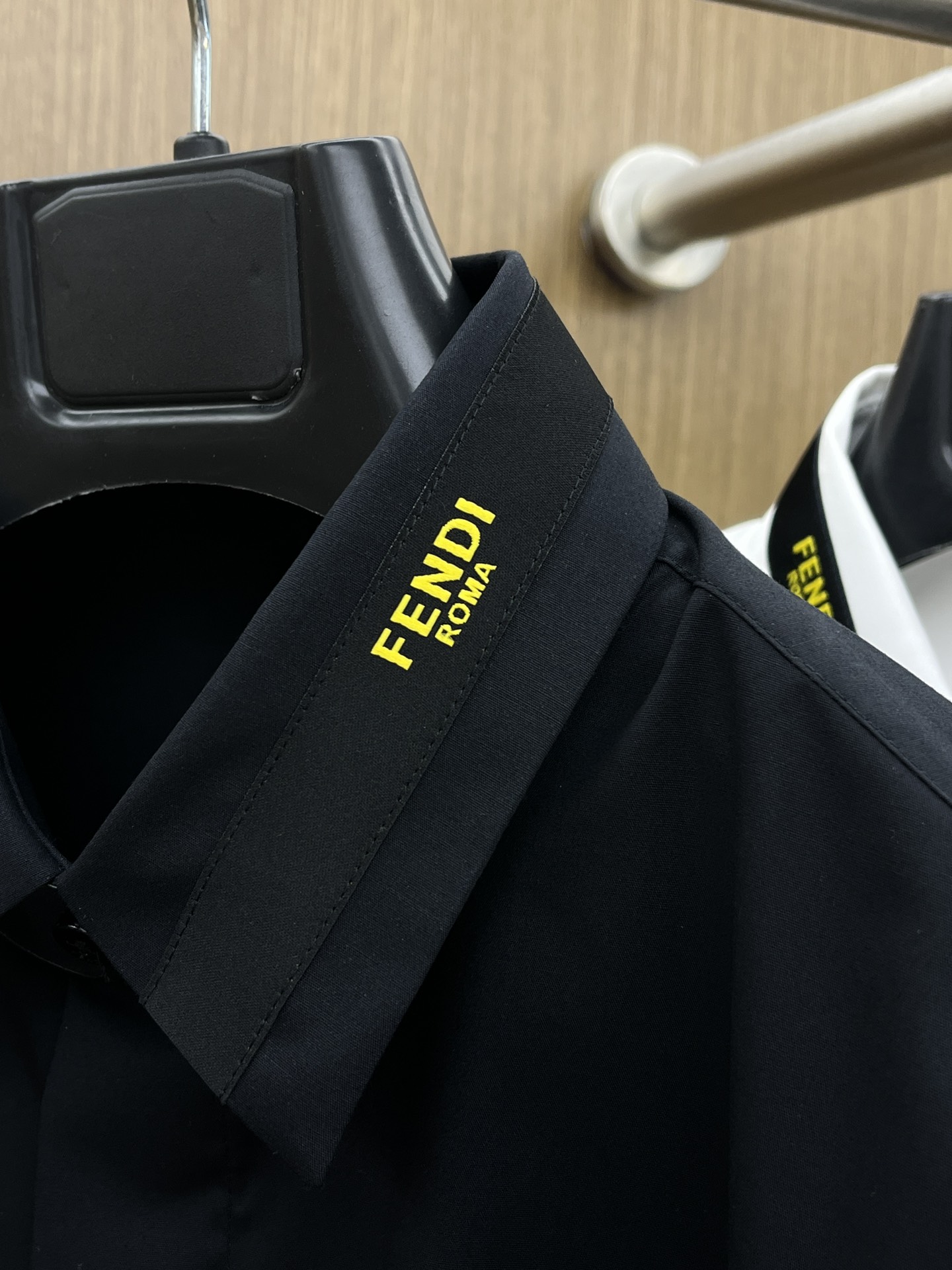 秋冬 FD 🔥SS春夏新款时尚简约长袖衬衫，本款轻盈棉质衬衣采用全棉质地面料，经典简约设计搭配，清爽色调