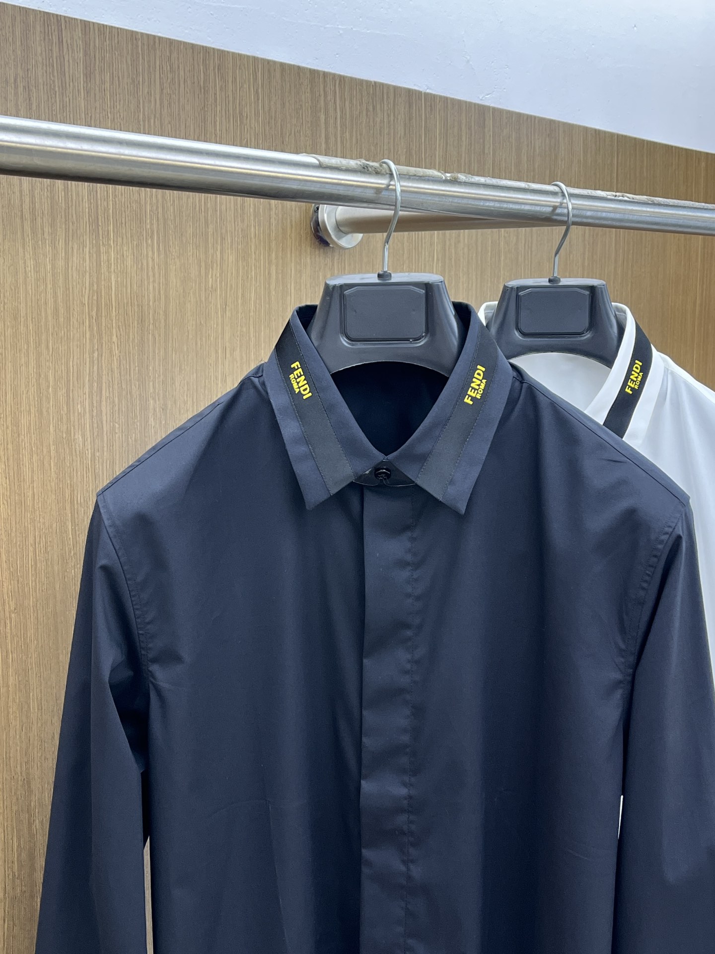 秋冬 FD 🔥SS春夏新款时尚简约长袖衬衫，本款轻盈棉质衬衣采用全棉质地面料，经典简约设计搭配，清爽色调