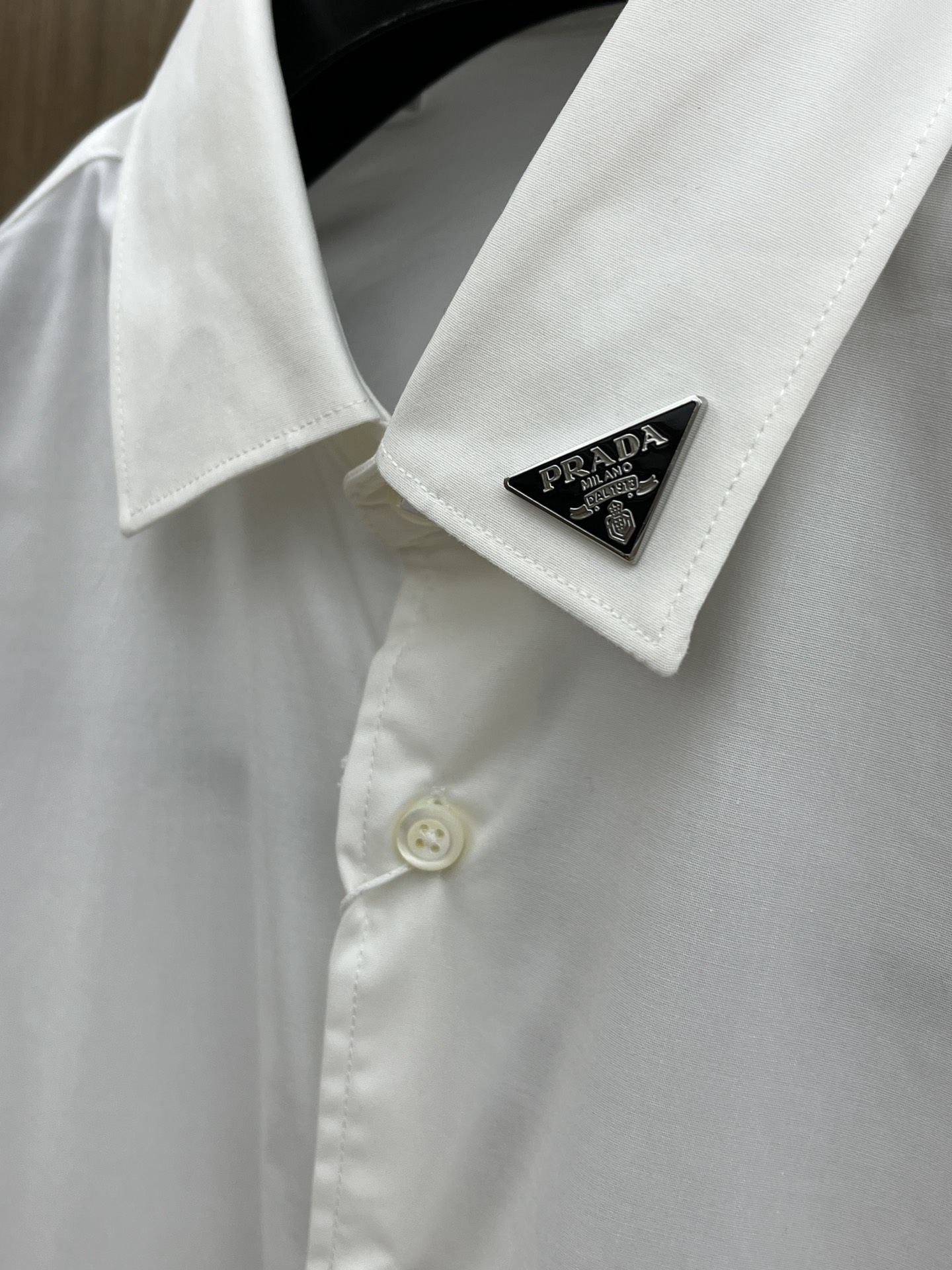 秋冬 PD 🔥SS春夏新款时尚简约长袖衬衫，本款轻盈棉质衬衣采用全棉质地面料，经典简约设计搭配，清爽色调