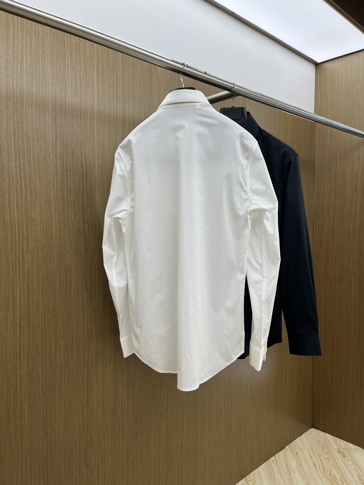 秋冬 PD 🔥SS春夏新款时尚简约长袖衬衫，本款轻盈棉质衬衣采用全棉质地面料，经典简约设计搭配，清爽色调