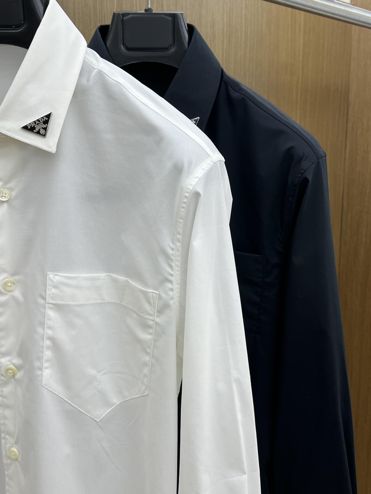 秋冬 PD 🔥SS春夏新款时尚简约长袖衬衫，本款轻盈棉质衬衣采用全棉质地面料，经典简约设计搭配，清爽色调