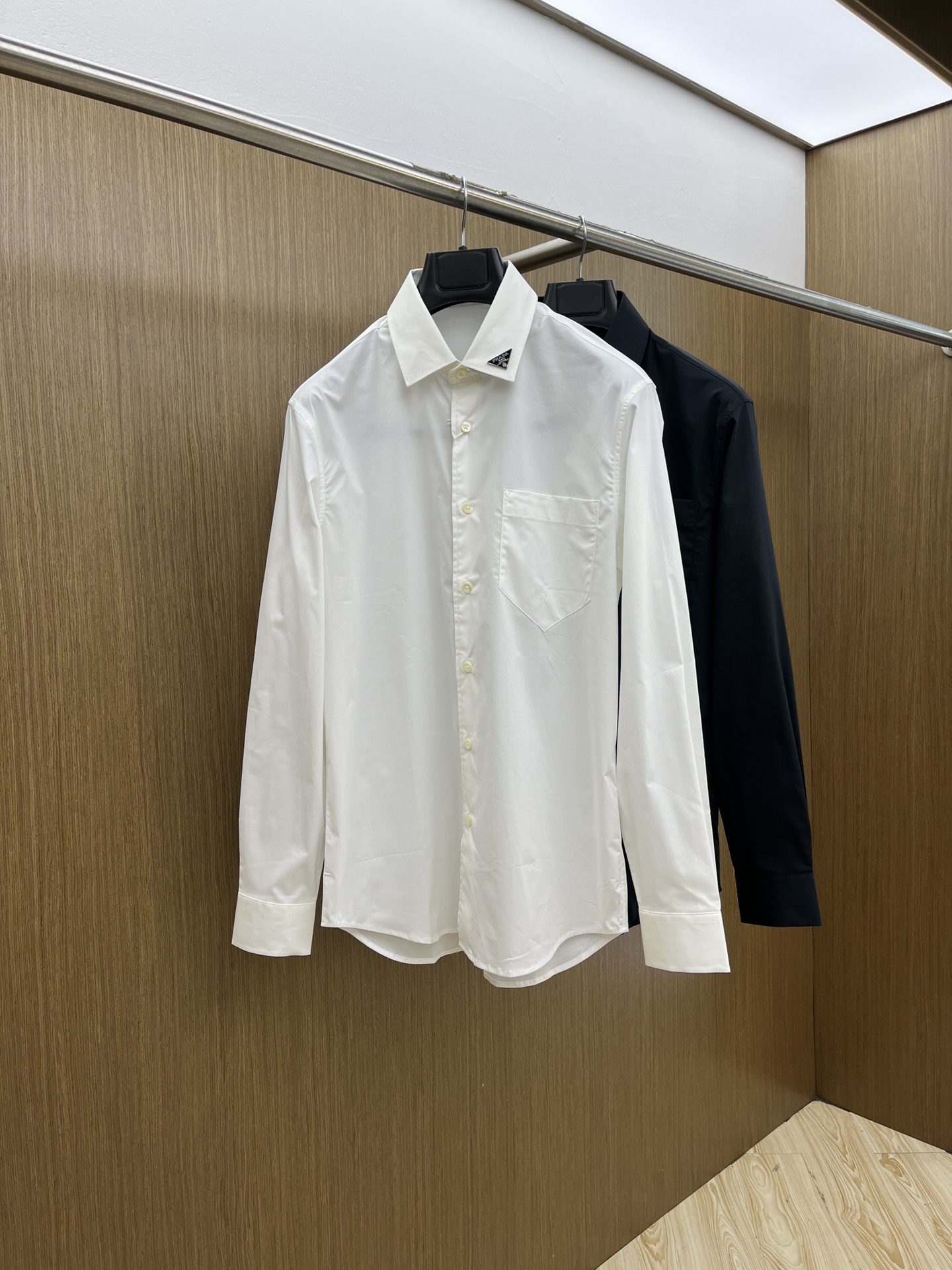 秋冬 PD 🔥SS春夏新款时尚简约长袖衬衫，本款轻盈棉质衬衣采用全棉质地面料，经典简约设计搭配，清爽色调
