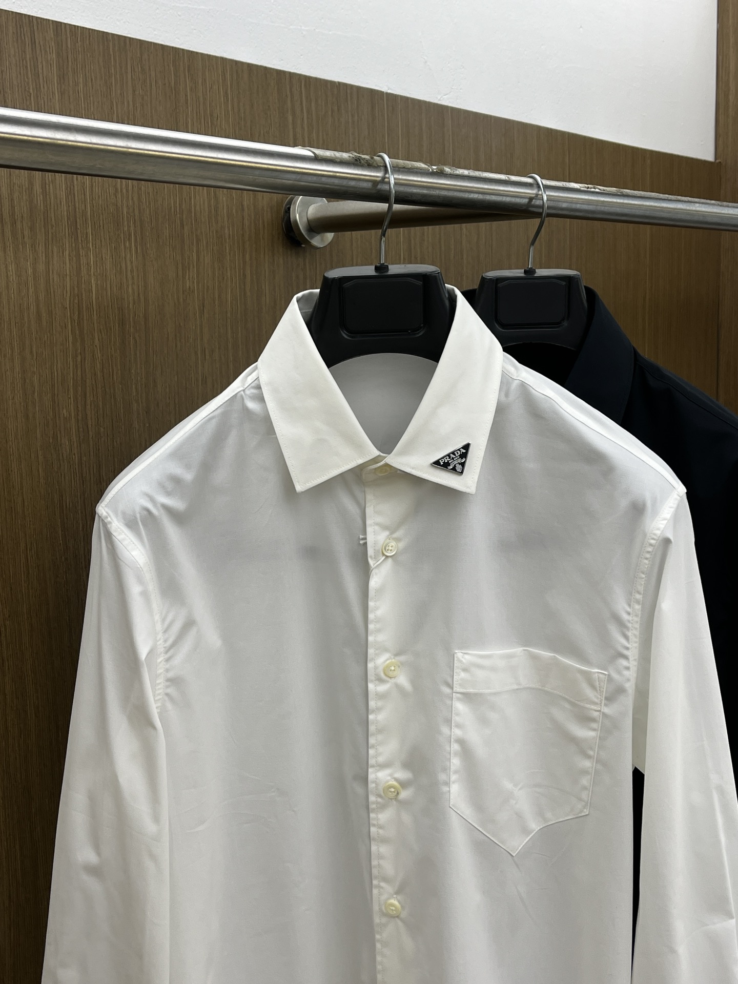 秋冬 PD 🔥SS春夏新款时尚简约长袖衬衫，本款轻盈棉质衬衣采用全棉质地面料，经典简约设计搭配，清爽色调