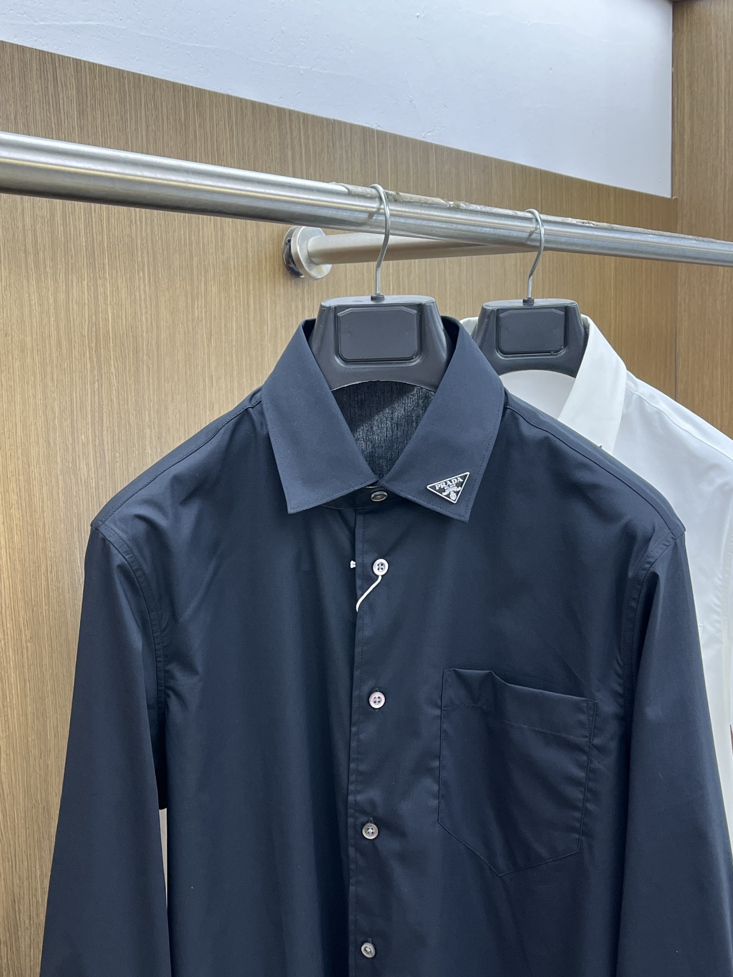 新品 PD 🔥SS春夏新款时尚简约长袖衬衫，本款轻盈棉质衬衣采用全棉质地面料，经典简约设计搭配，清爽色调